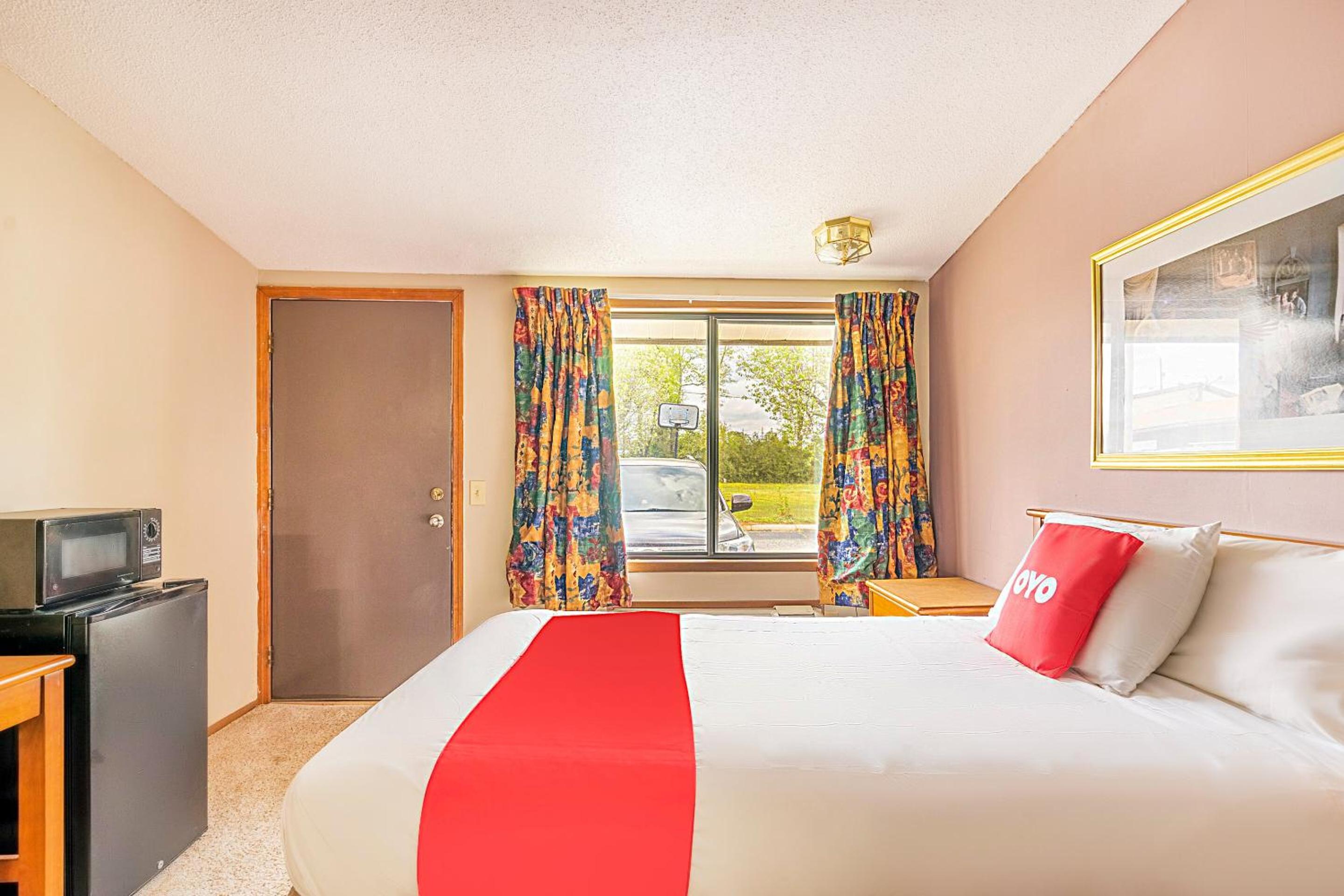 One-Bedroom Suite - Photo 6