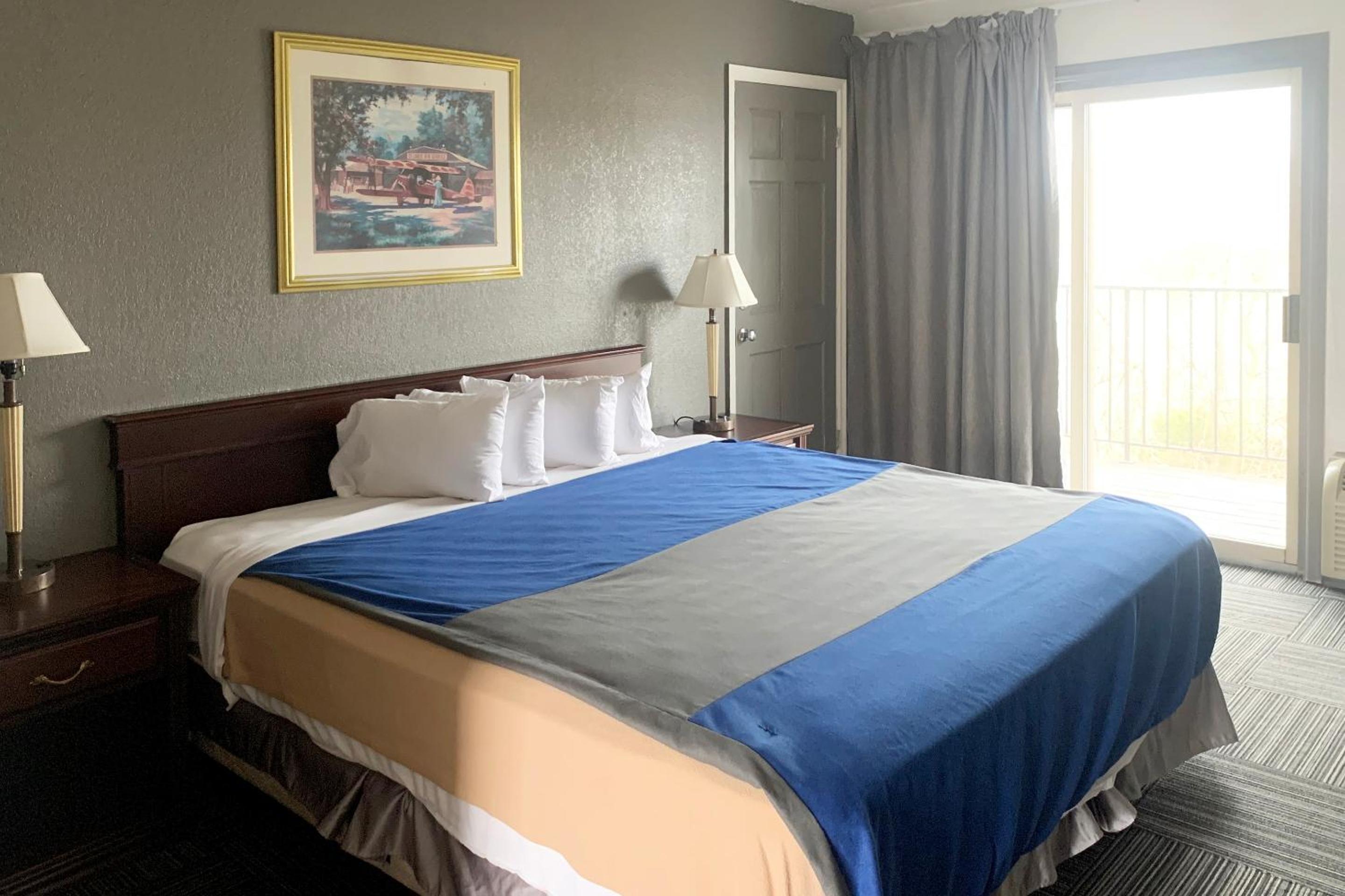 Deluxe King Room photo 2