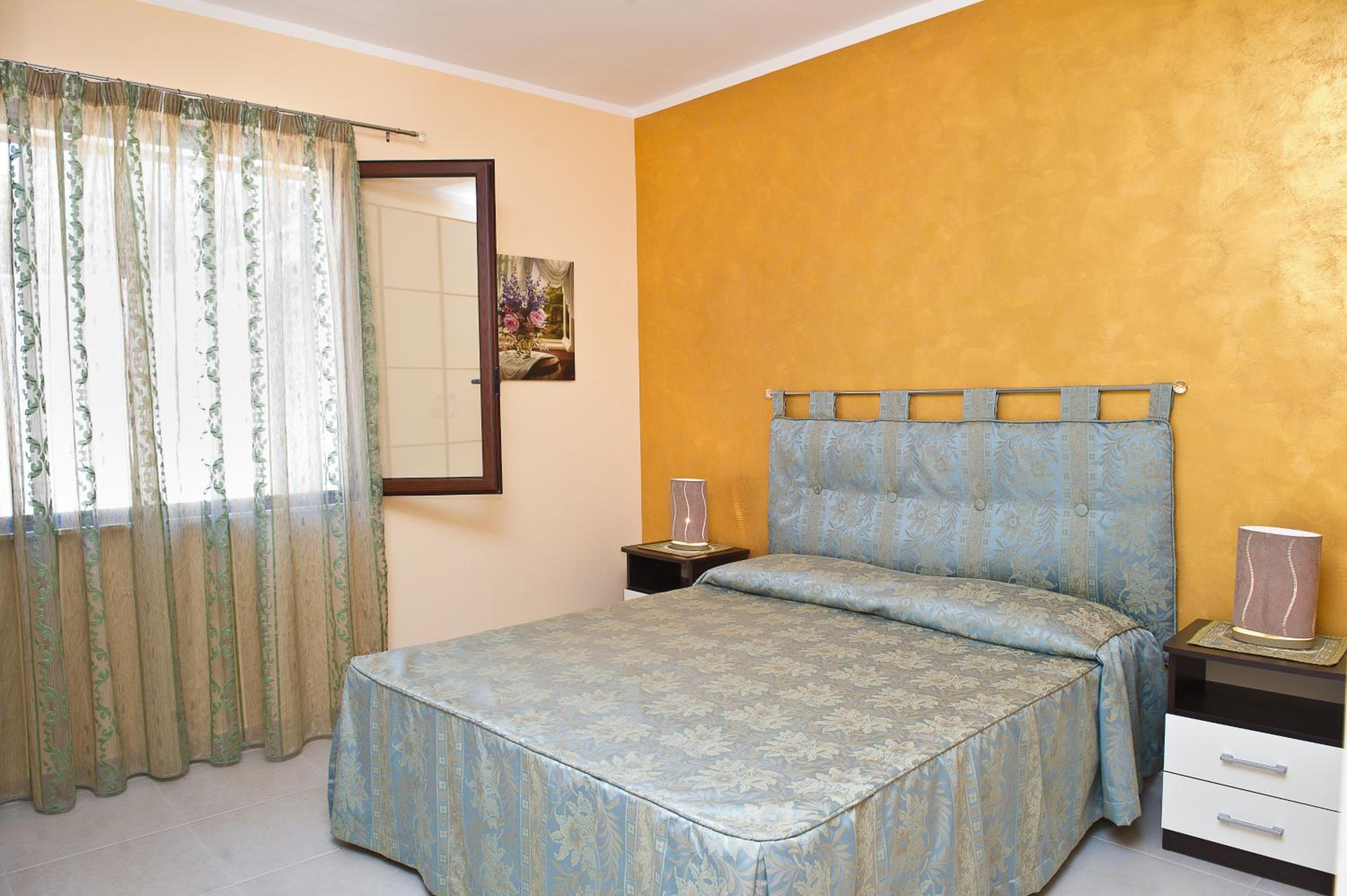 Large Two-Bedroom Apartment - Photo 1