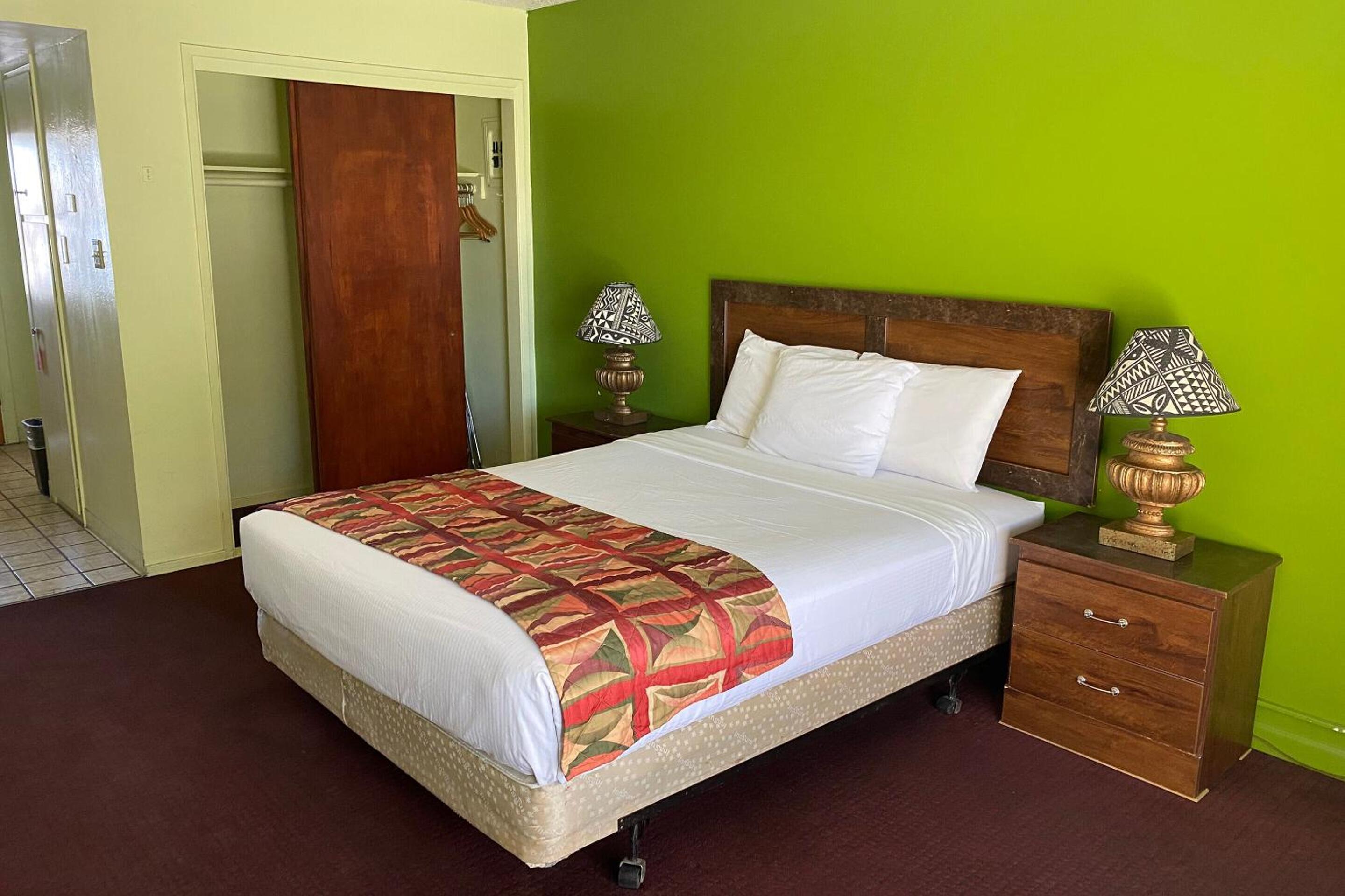 Queen Room photo 2