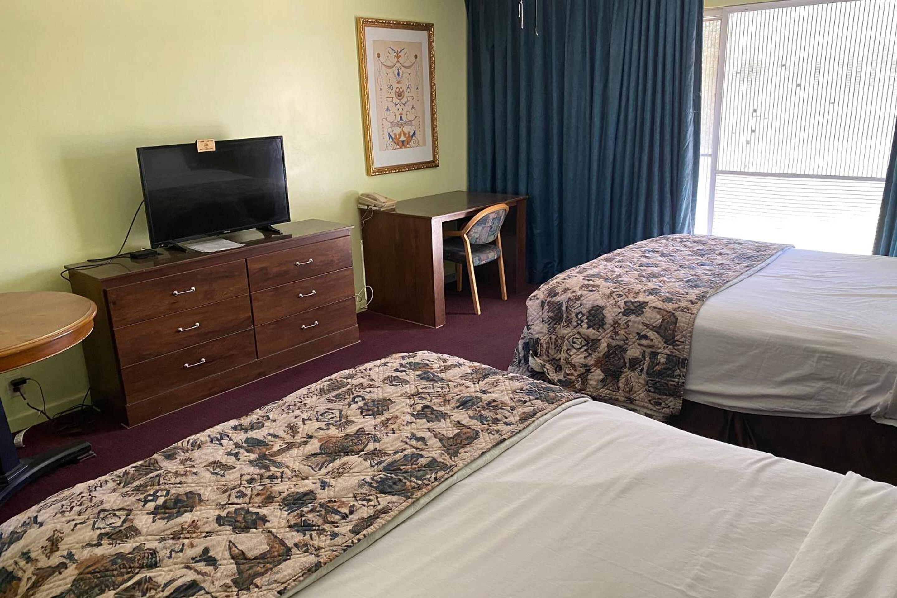Queen Room With Two Queen Beds photo 2
