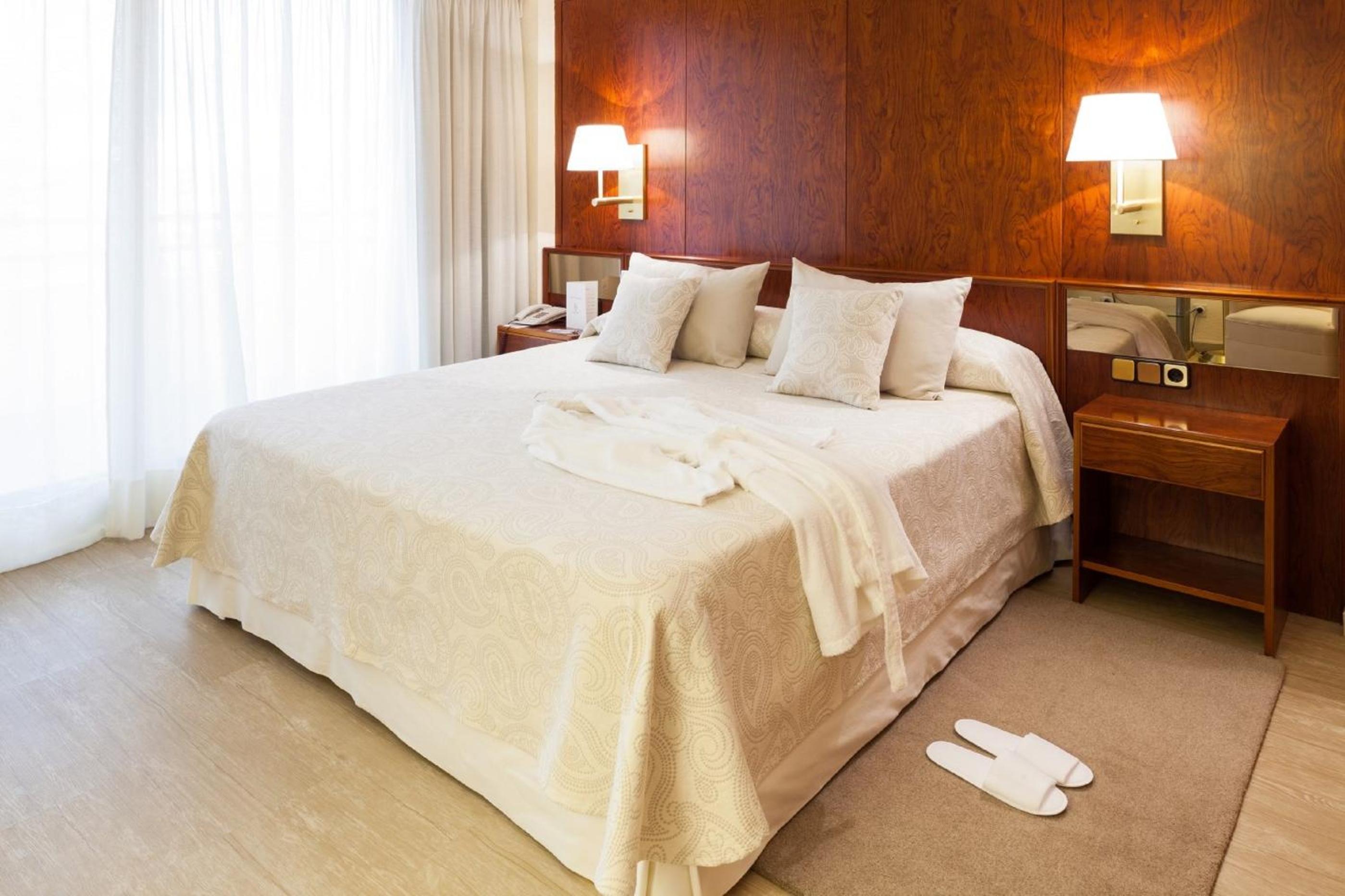 Double or Twin Room - Photo 8