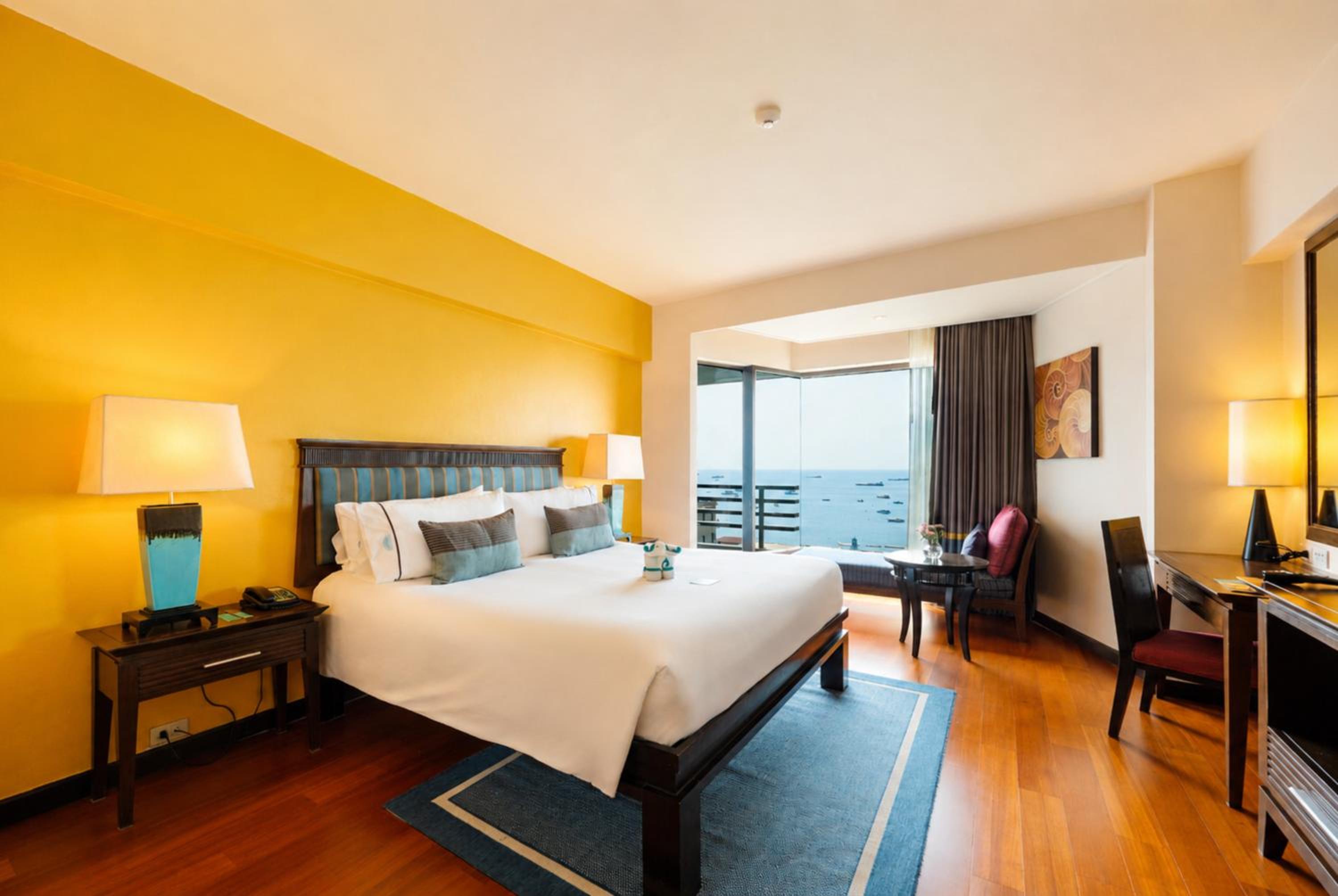 Deluxe Sea View High Floor King Bed
