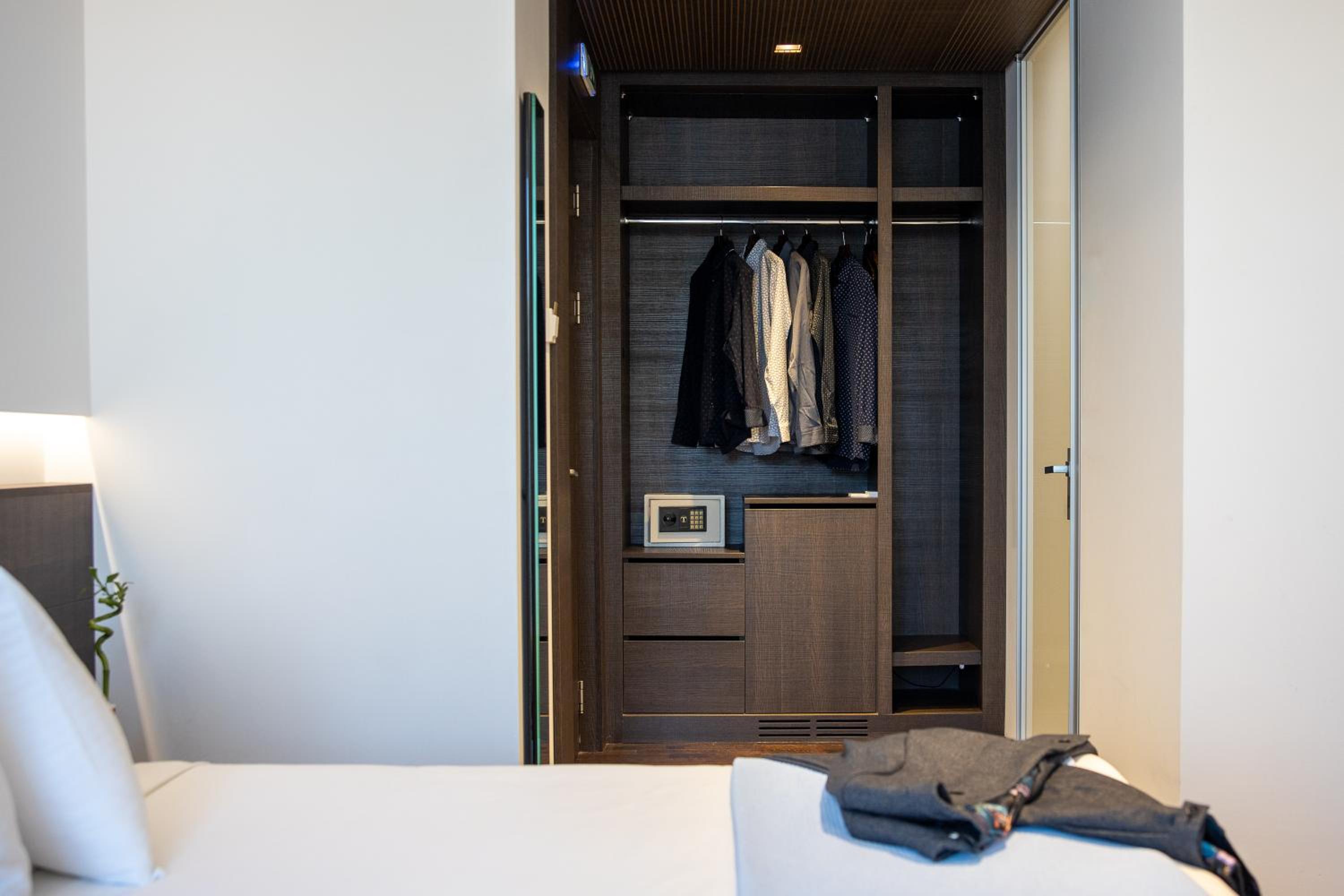 Executive Suite thumbnail 6
