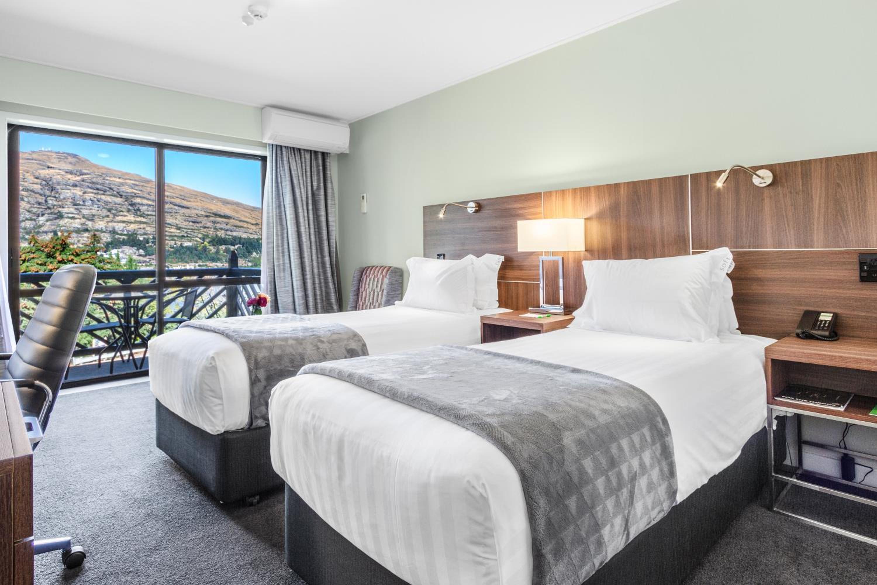Standard Room with Lake View - Photo 8