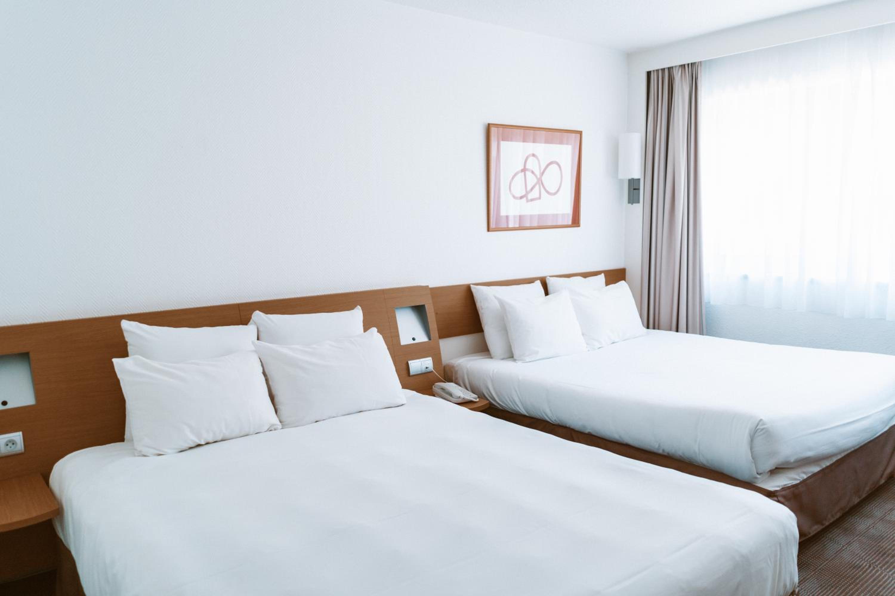 Superior Room with 1 Queensize Bed and Sofa Bed - Photo 3