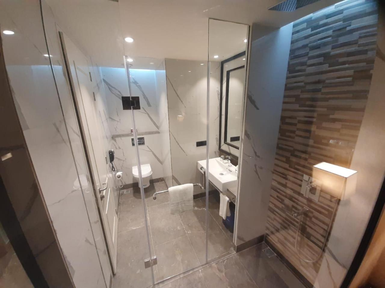 Premiere Queen Room : 20% off on session of 90 mins Spa || 15% off on F&S.B with a-la-carte selection || Complimentary welcome drinks on arrival photo