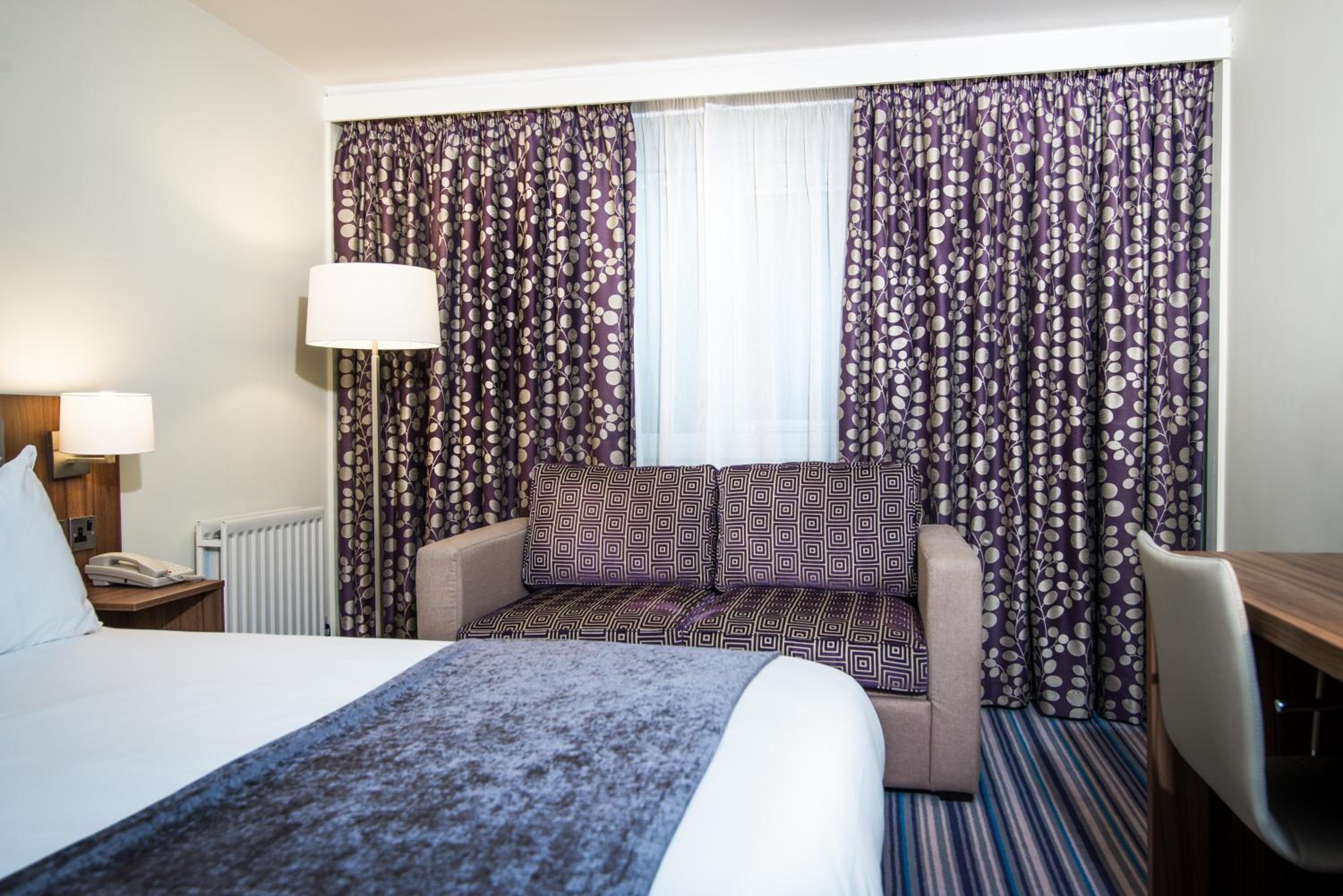 Standard Double Room with Sofa Bed and Bath/Shower Combination photo 1