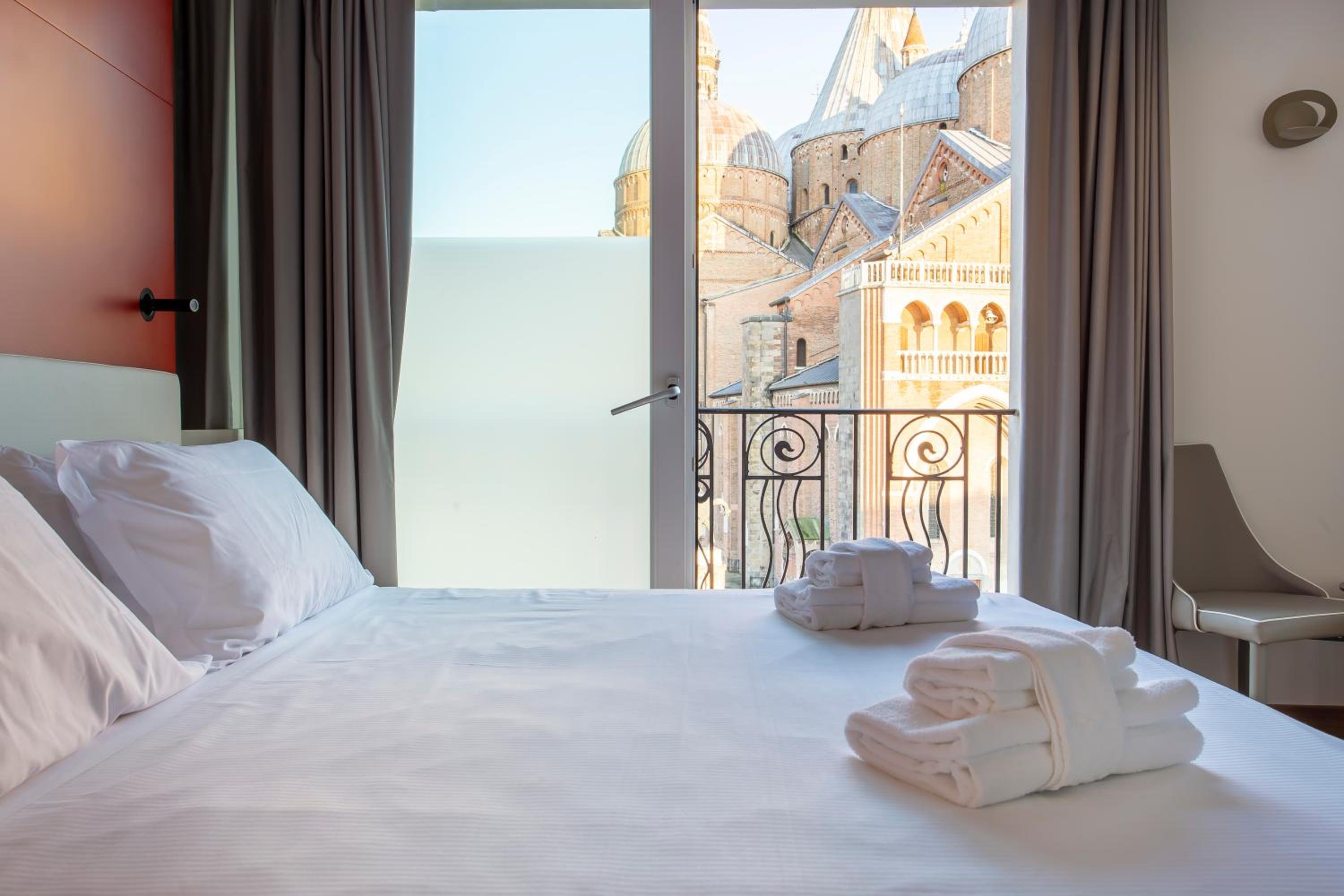 Deluxe Junior Suite - Photo 17