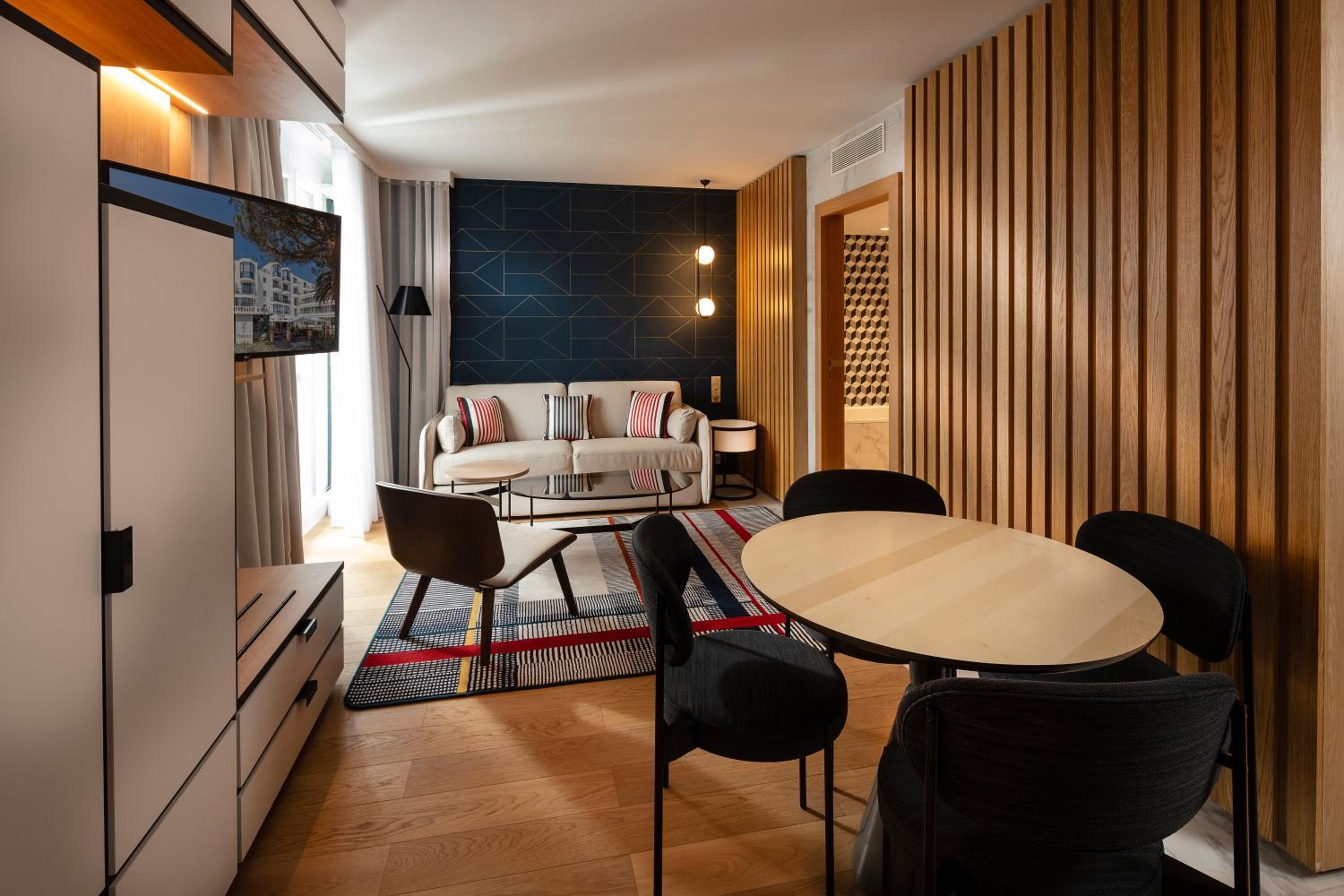 Suite - Photo 1