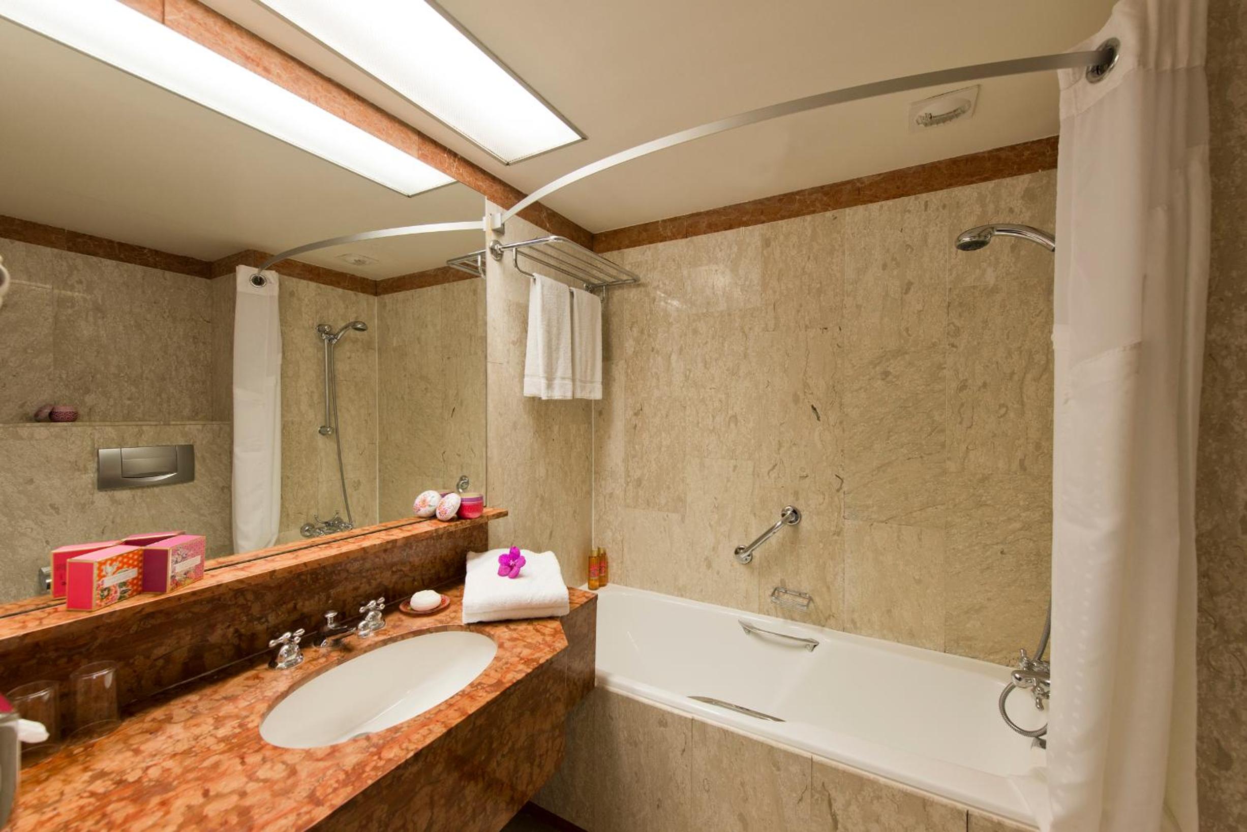 Standard King Room - Non-Smoking  - Photo 2