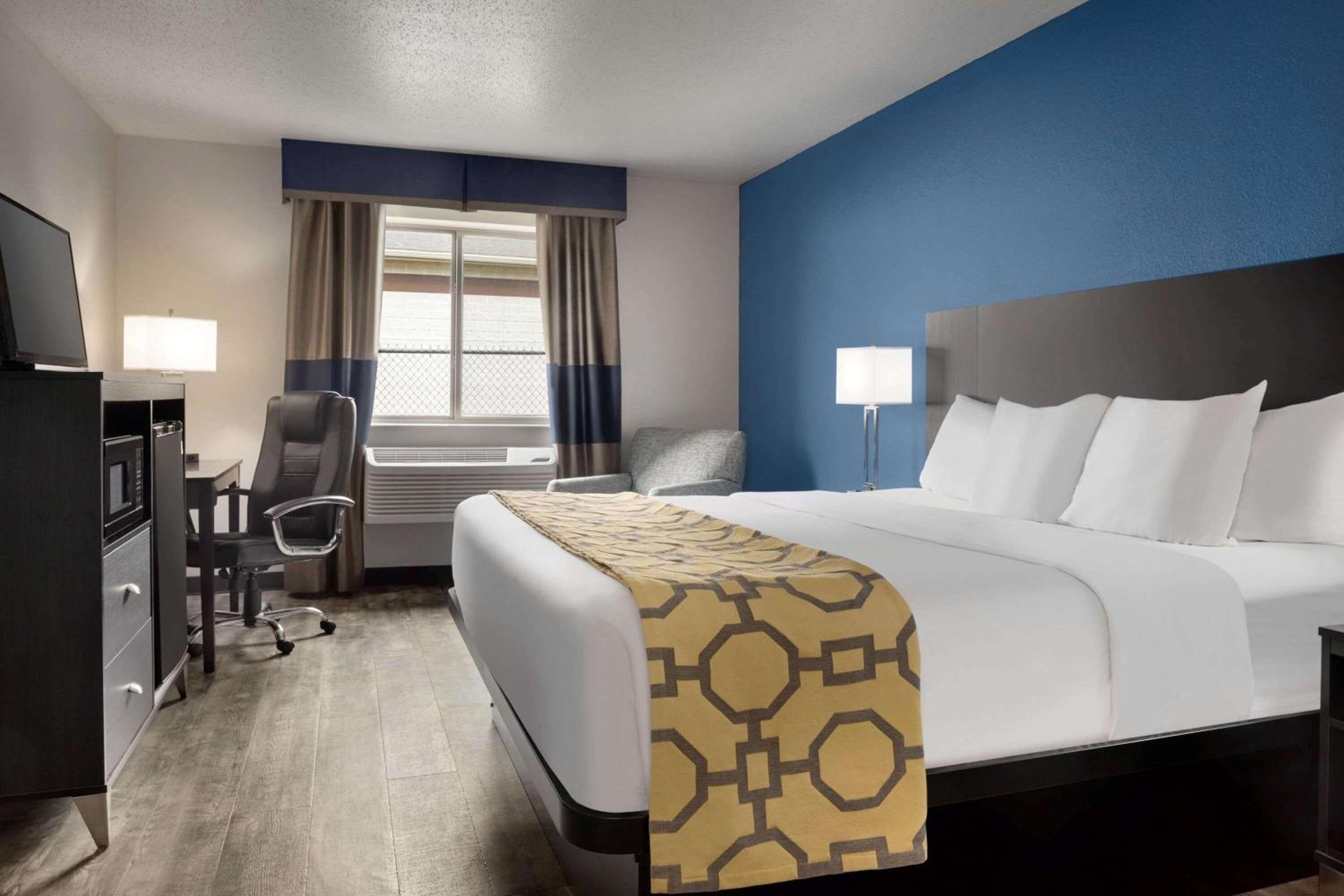 King Room - Non-Smoking - Photo 1