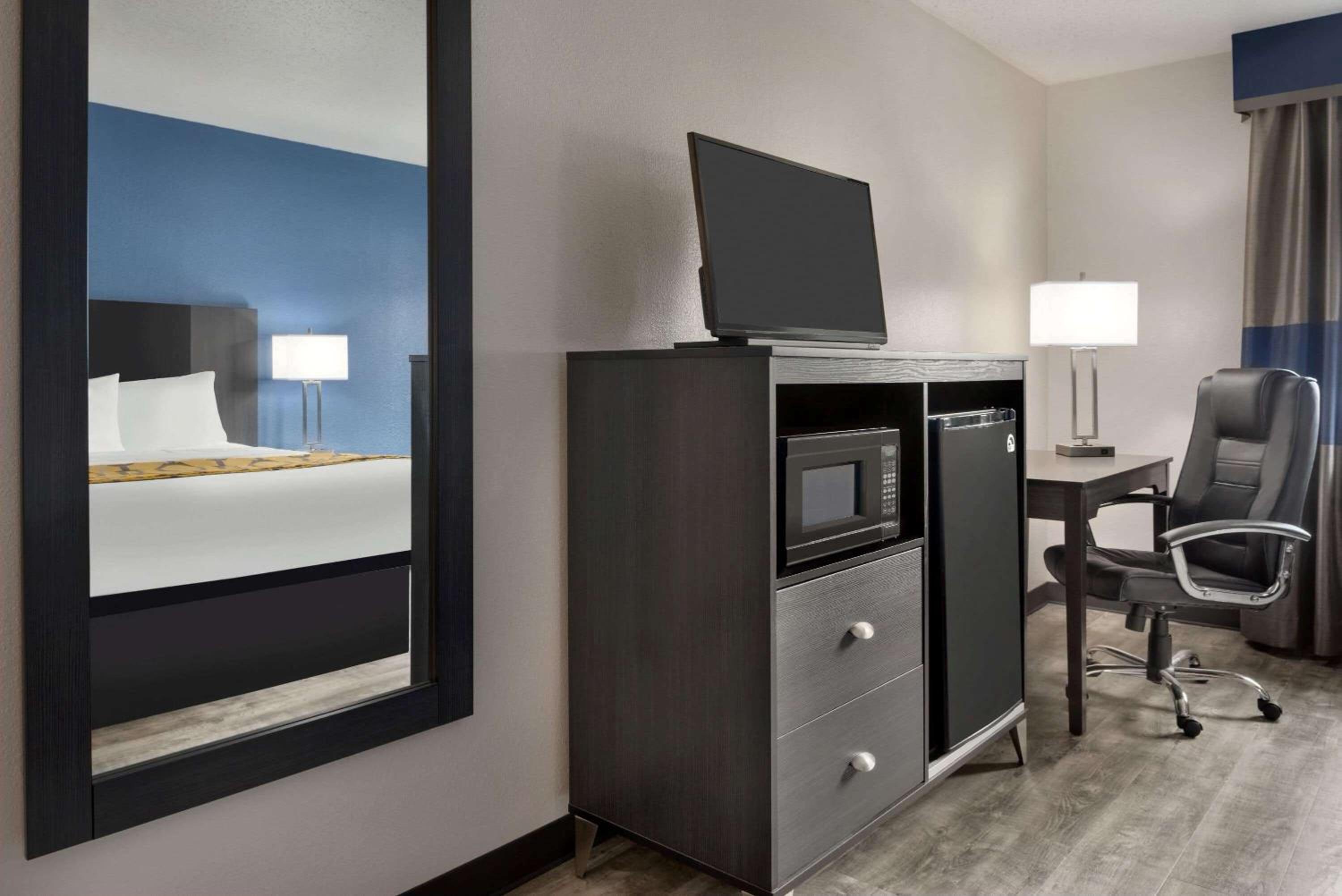 King Room - Non-Smoking - Photo 3