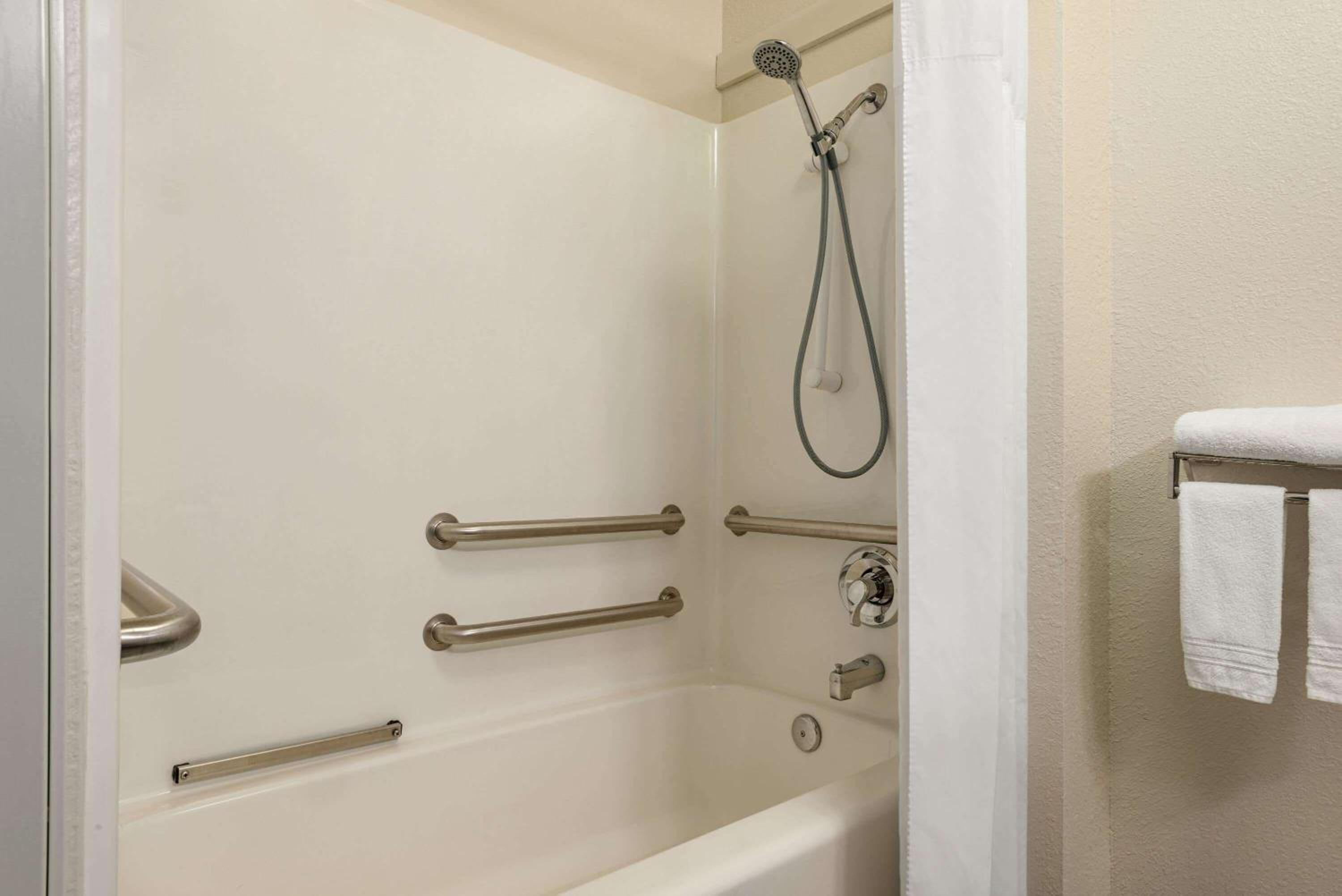 Queen Room - Disability Access - Non-Smoking - Photo 3