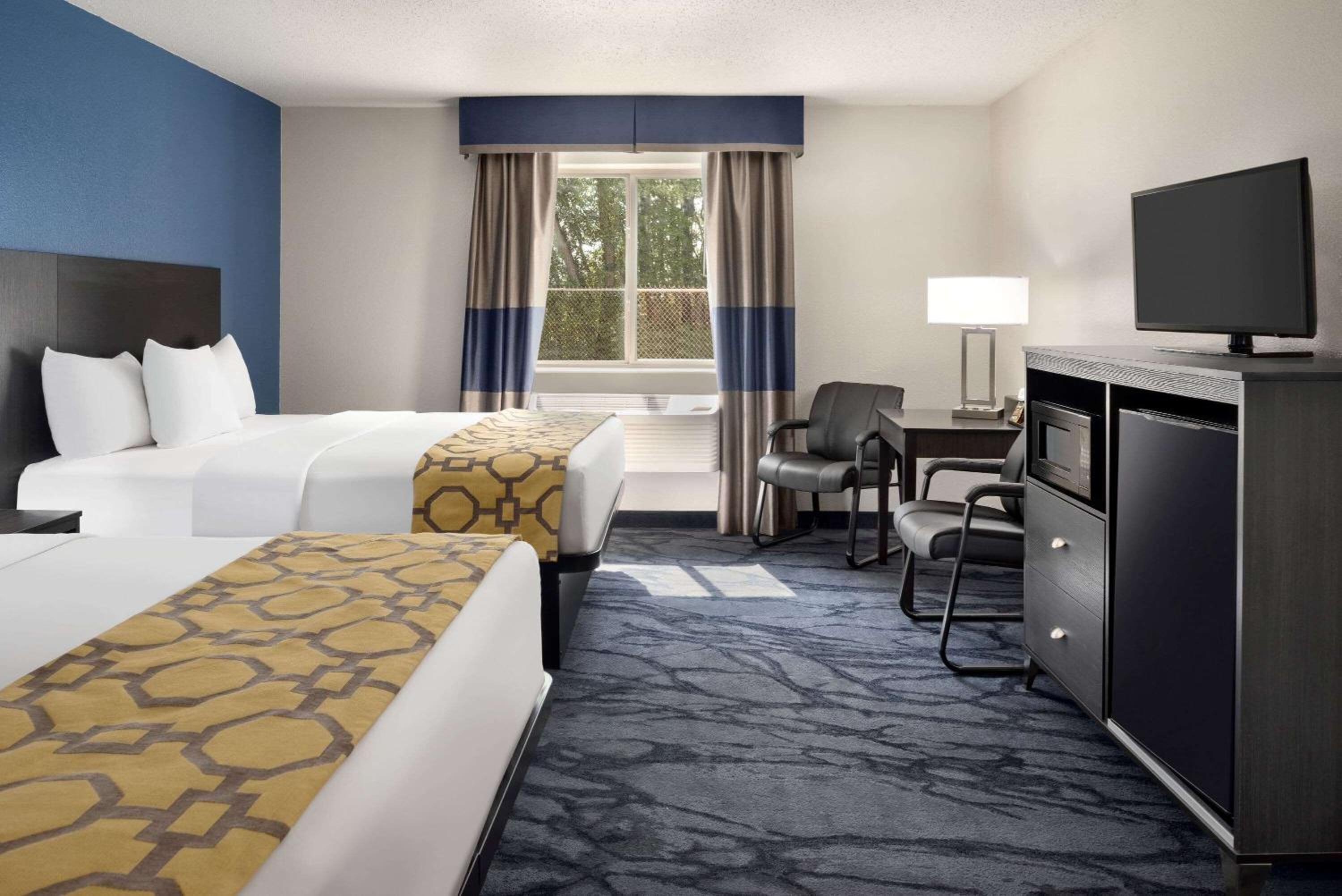 Queen Room with Two Queen Beds - Non-Smoking - Photo 2