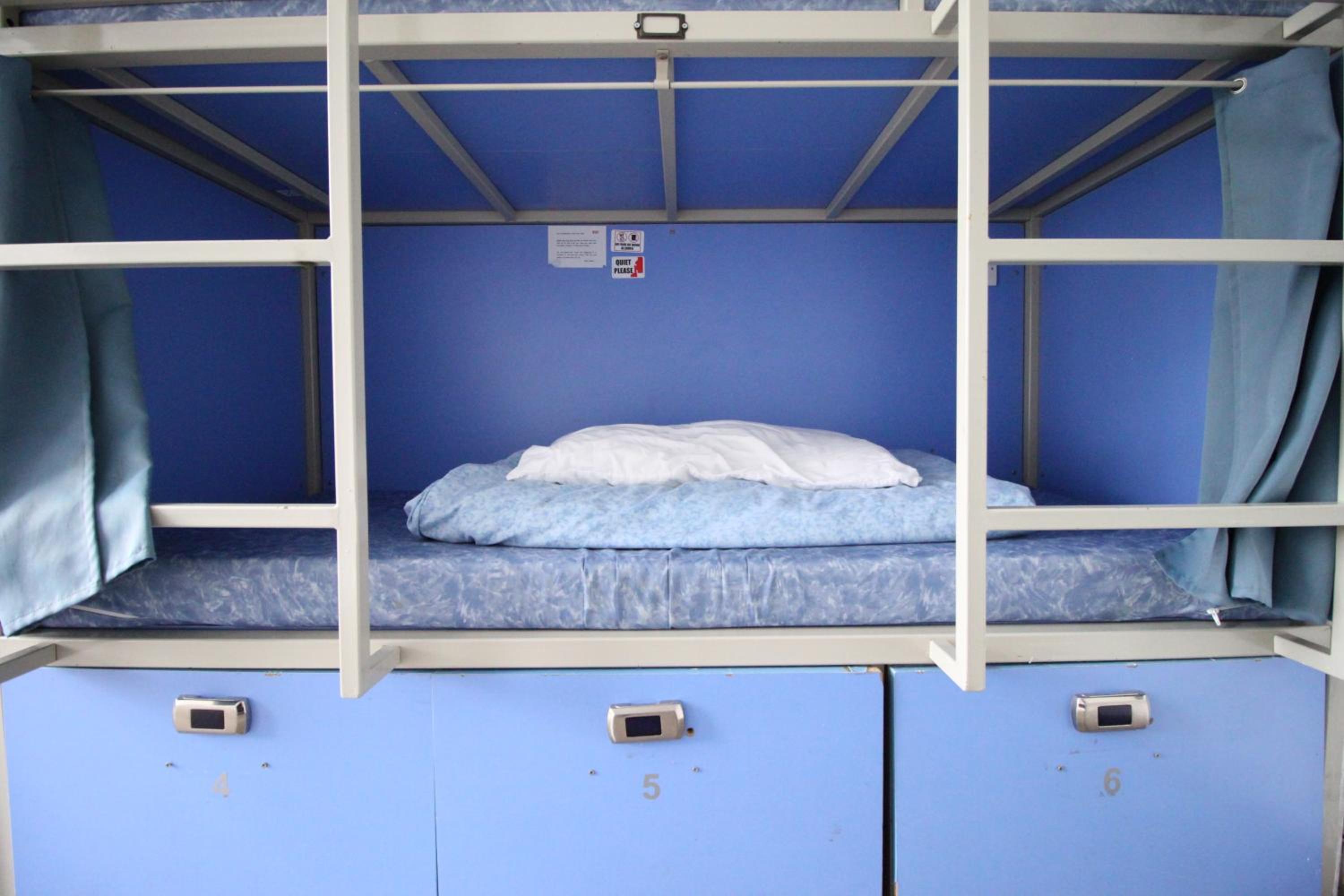 6-Bed Mixed Dormitory Room with Private Bathroom photo 3