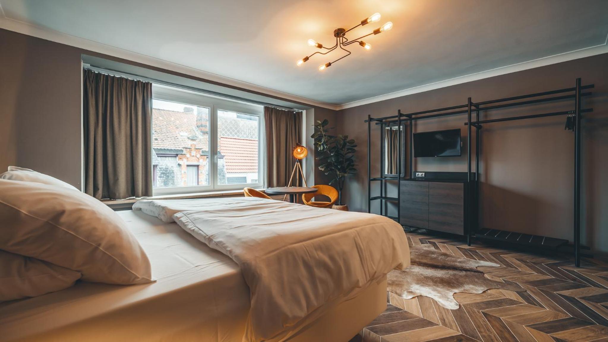 Large Double Room - Photo 2