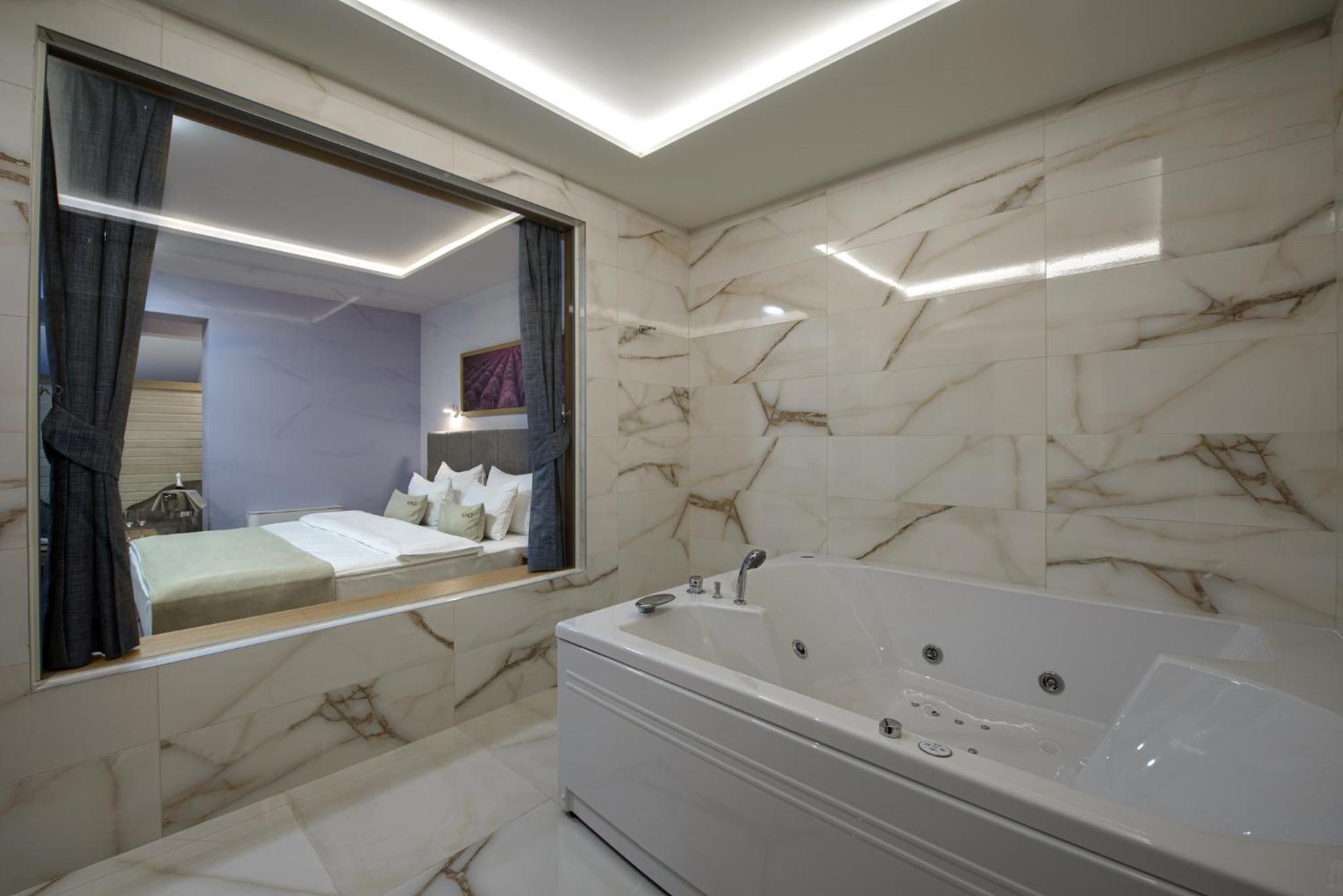Double Room with Spa Bath - Photo 3