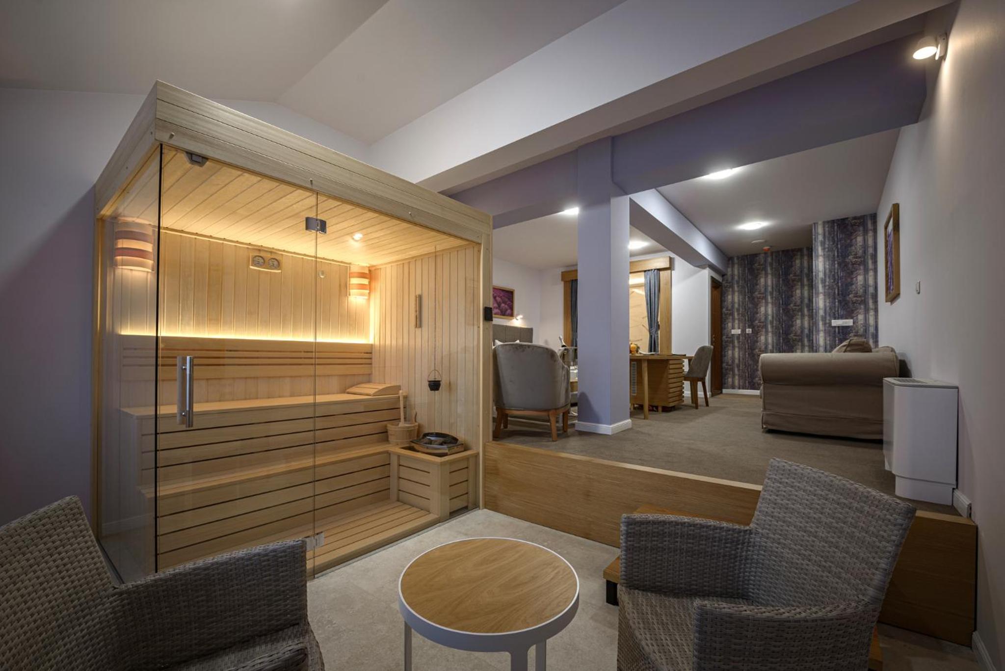 Double Room with Spa Bath - Photo 2