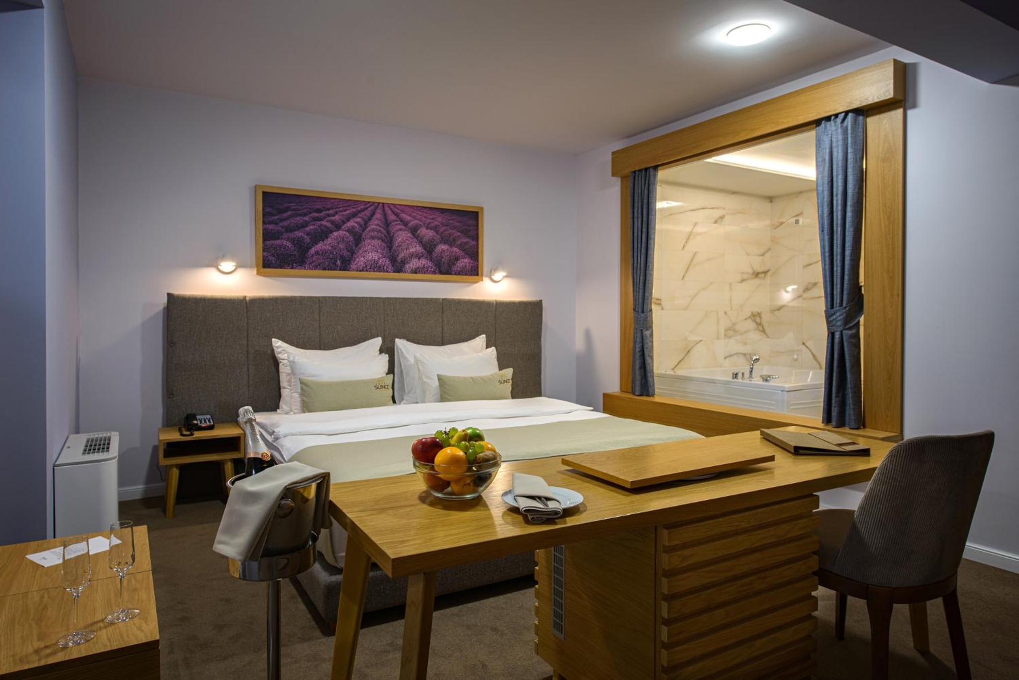 Double Room with Spa Bath - Photo 4