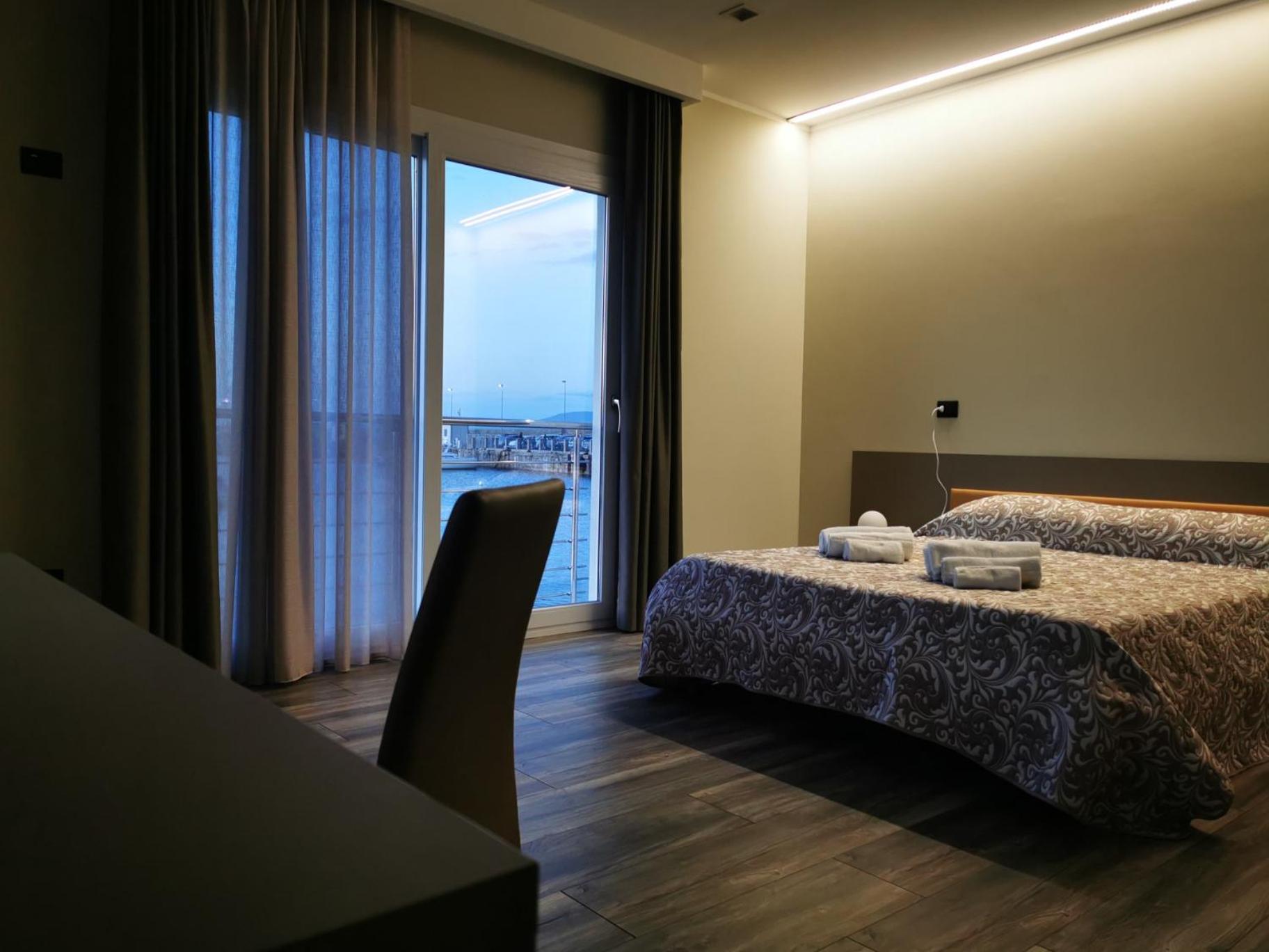 Deluxe Quadruple Room with Sea View