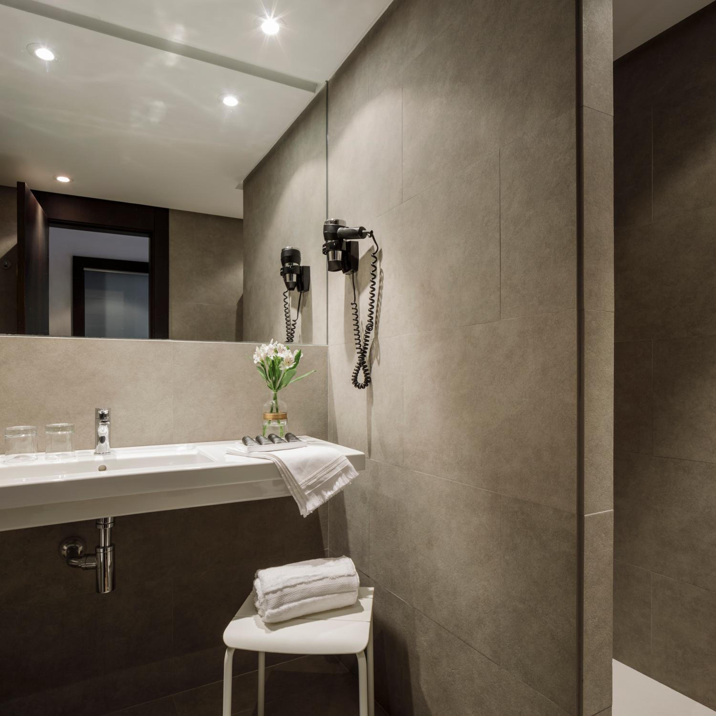 Standard Double or Twin Room (1-2 Adults) - Photo 10