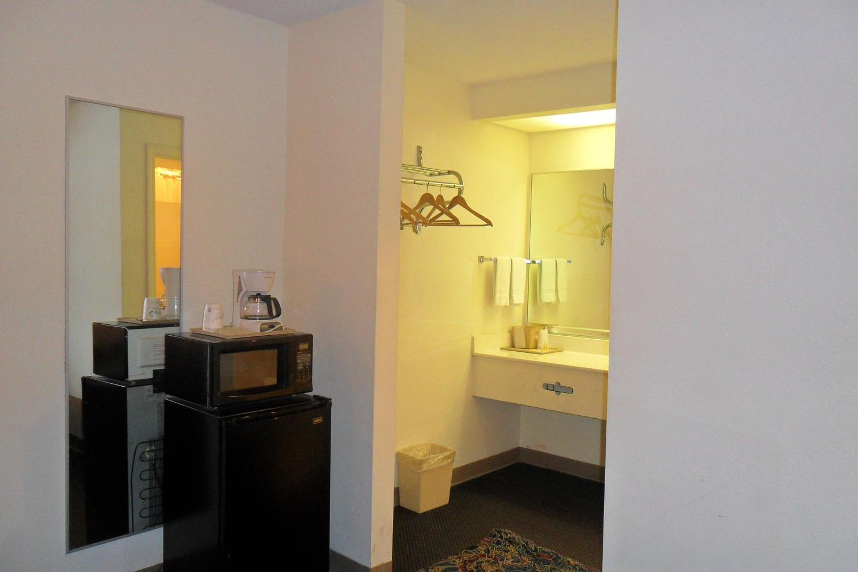 Double Room with Two Double Beds - Non-Smoking - Photo 2