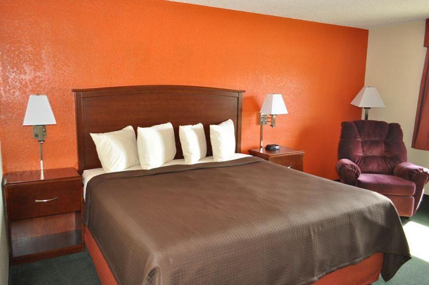 King Room - Non-Smoking - Photo 1