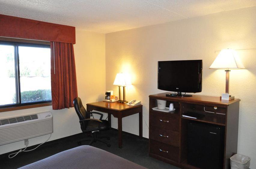 Queen Room with Two Queen Beds - Non-Smoking - Photo 4