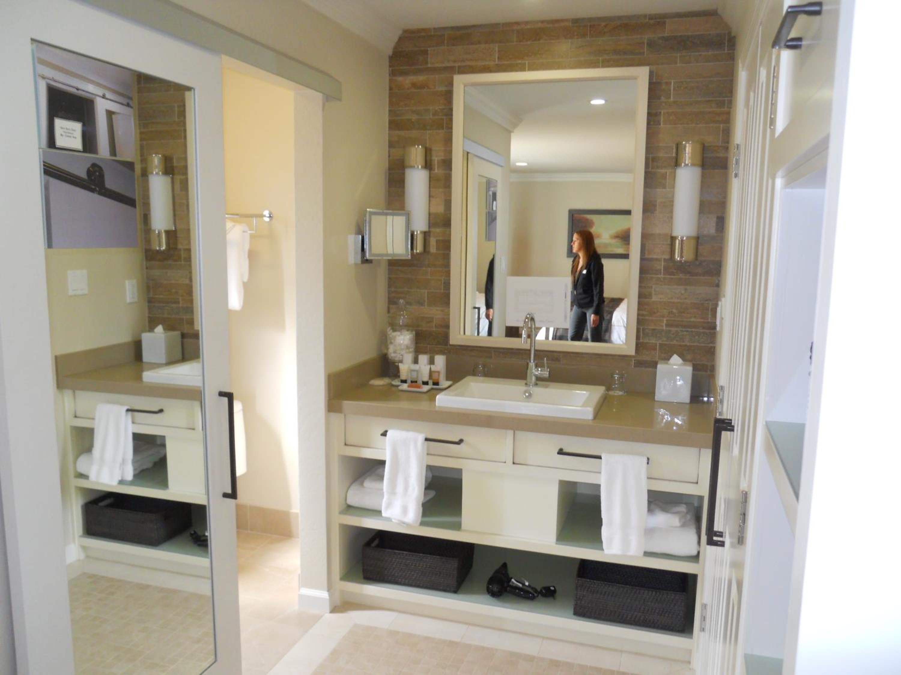 Mansion Estates Resort King Room - Photo 5