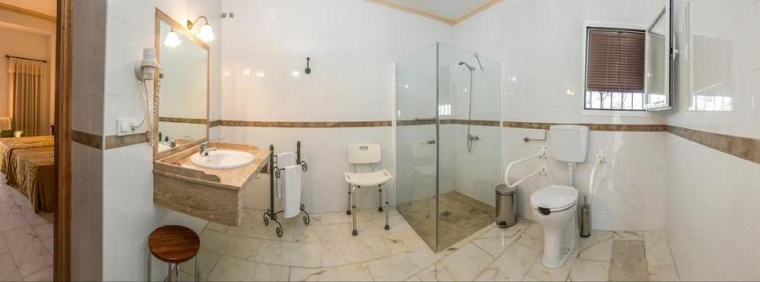 Double Room - Disability Access photo 3