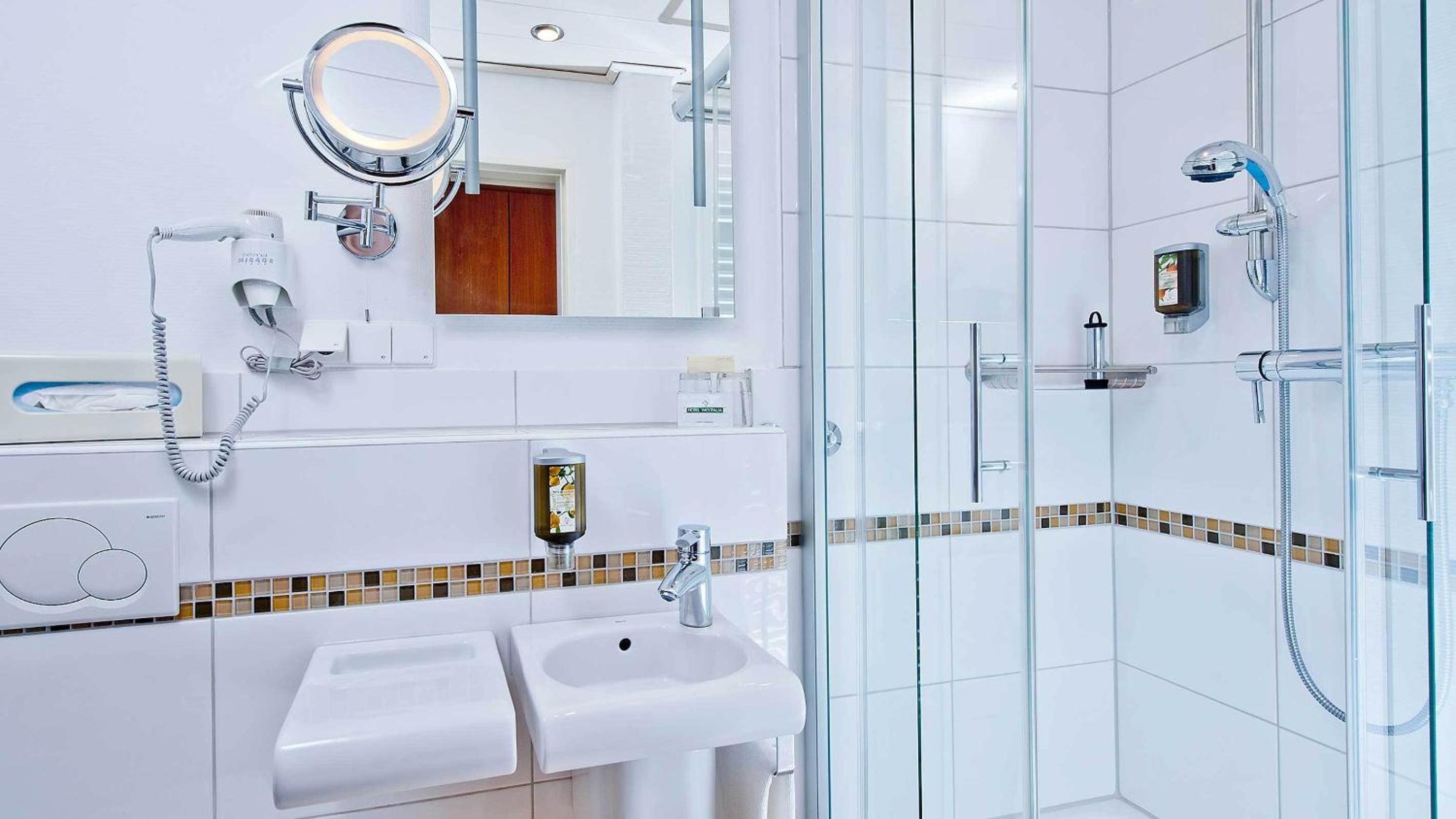 Standard Double or Twin Room - Photo 9