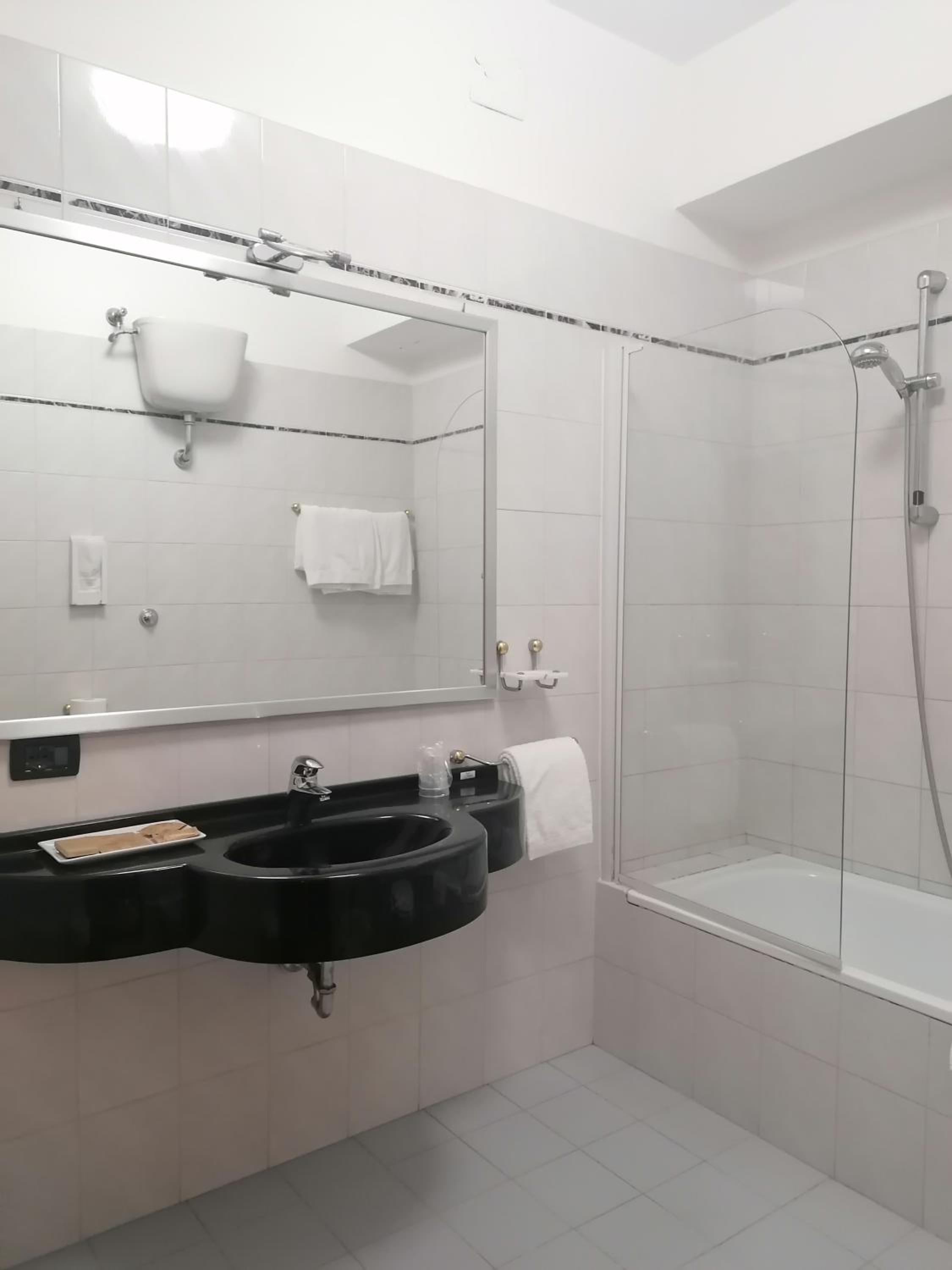 Basic Double or Twin Room - Photo 2