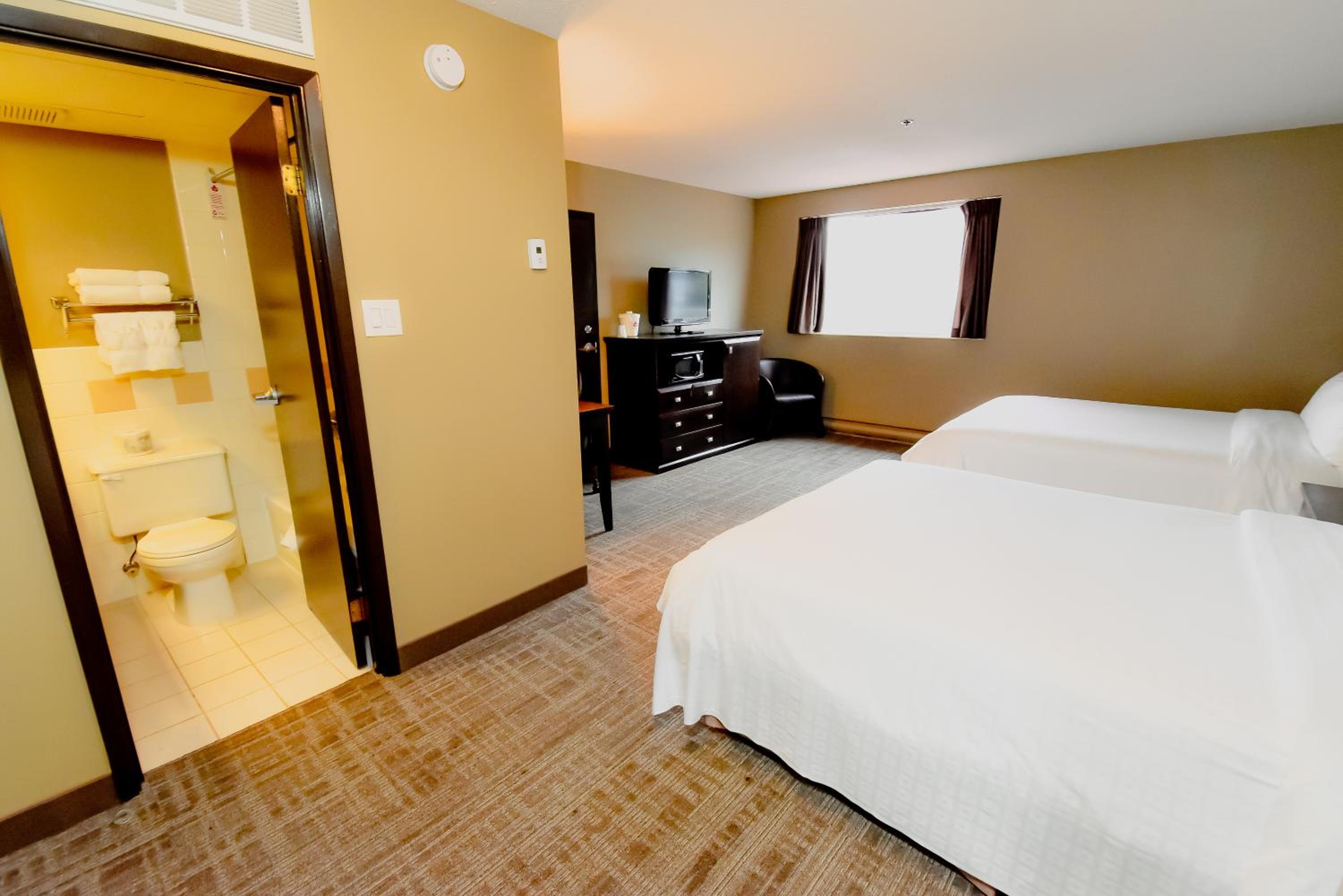 Queen Room with Two Queen Beds - Photo 3