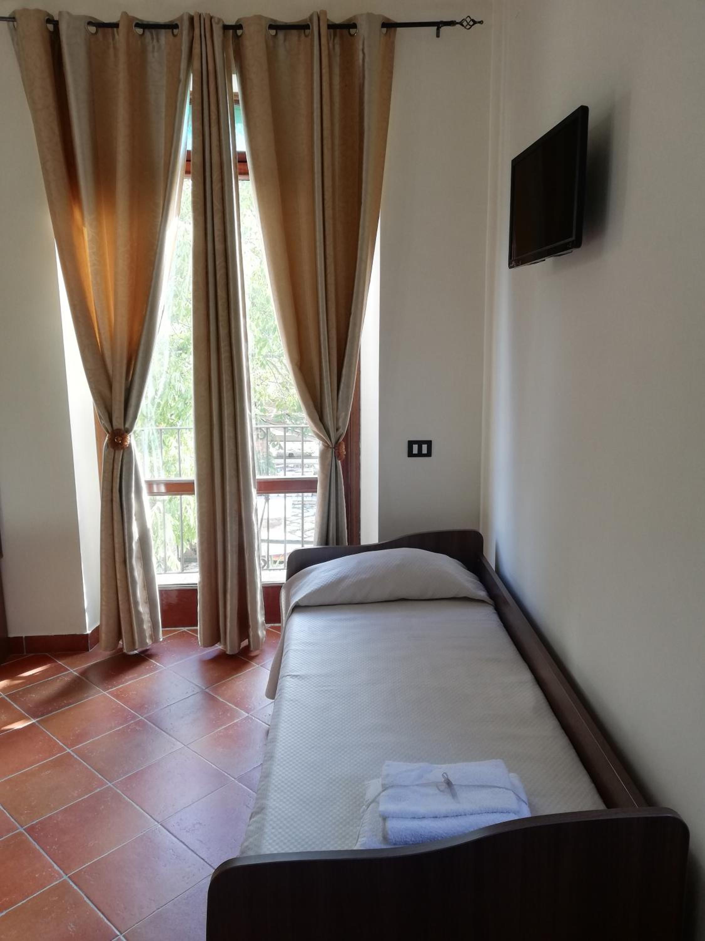 Double Room with Private Bathroom - Photo 3