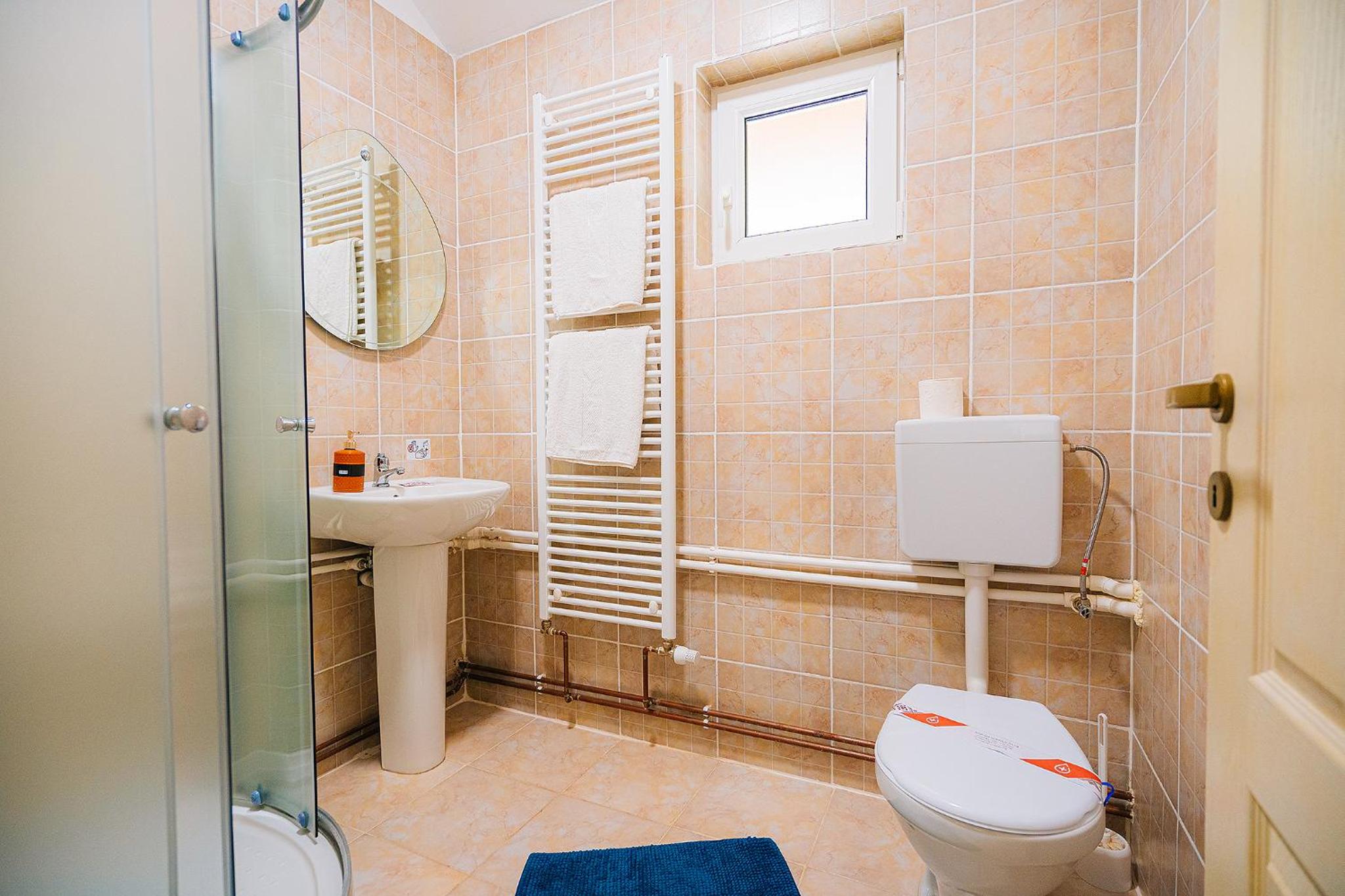 Double Room with Private Bathroom - Photo 12