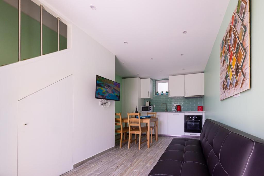 One-Bedroom House - Photo 23