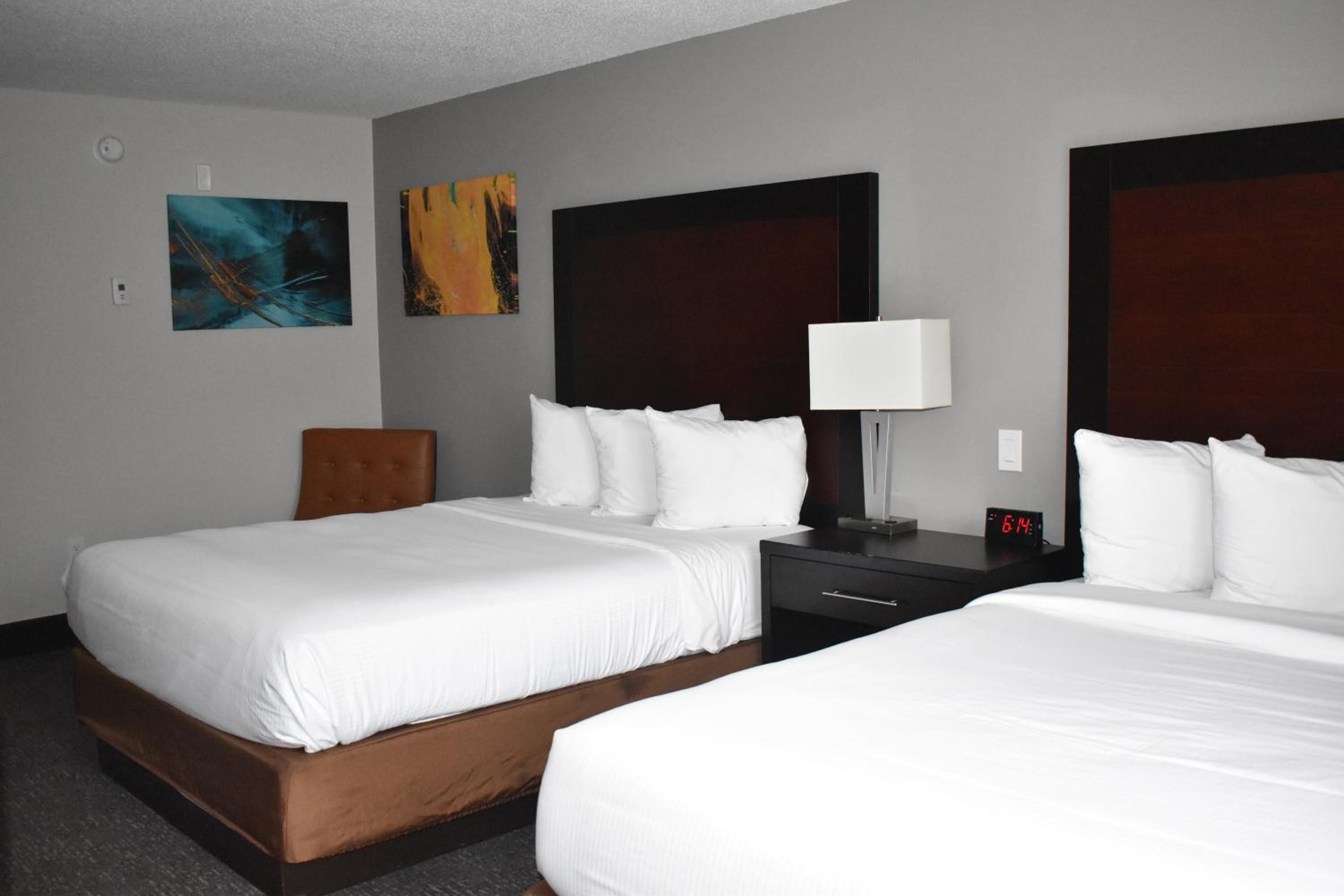 Queen Room with Two Queen Beds - Non-Smoking - Photo 2