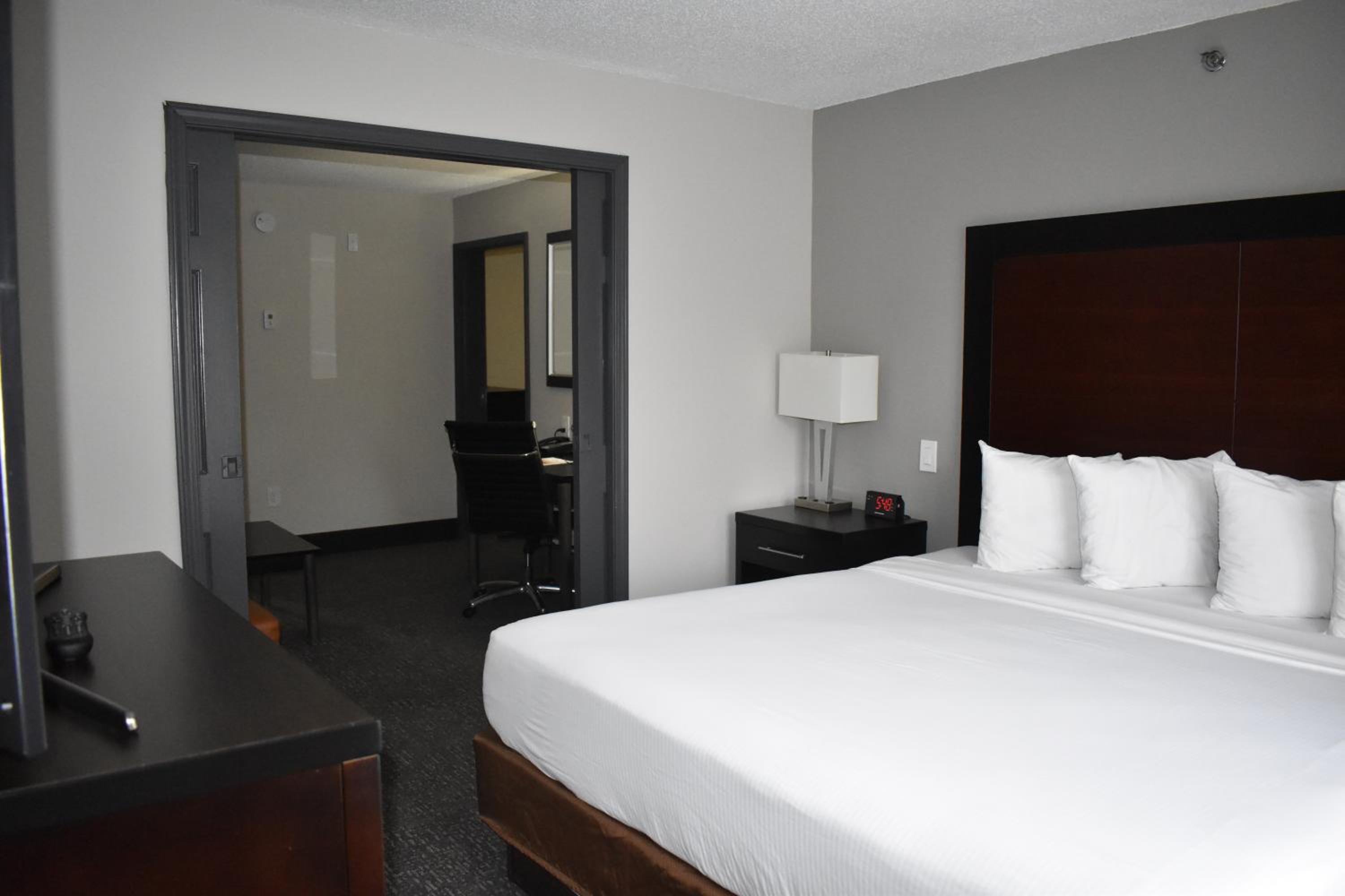 Two-Bedroom Premium Suite - Non-Smoking - Photo 4