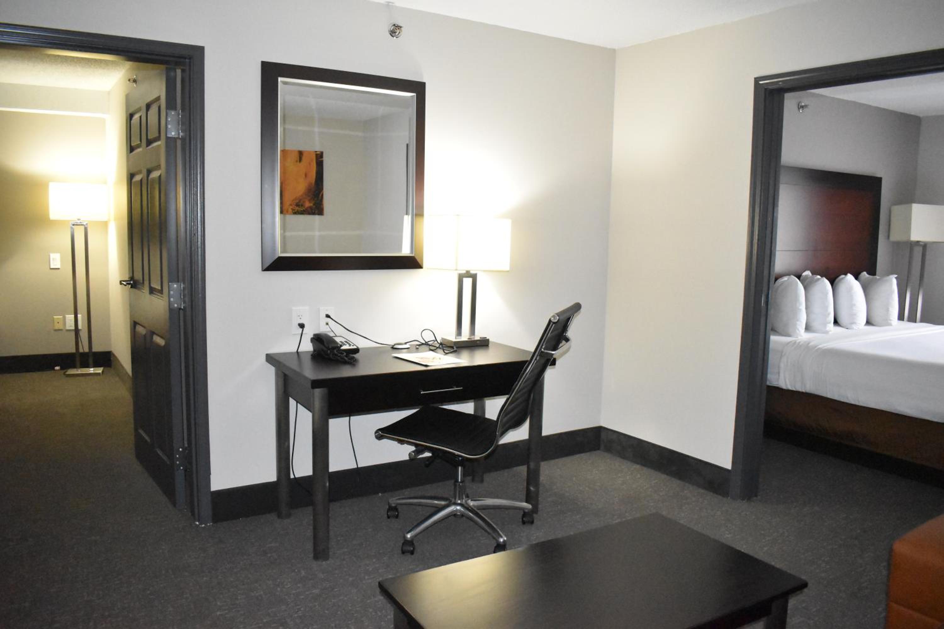 Two-Bedroom Premium Suite - Non-Smoking - Photo 3