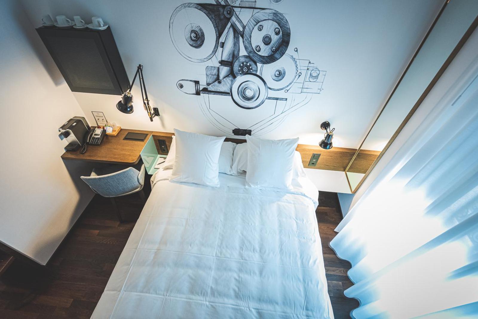 Standard King Room - Photo 14
