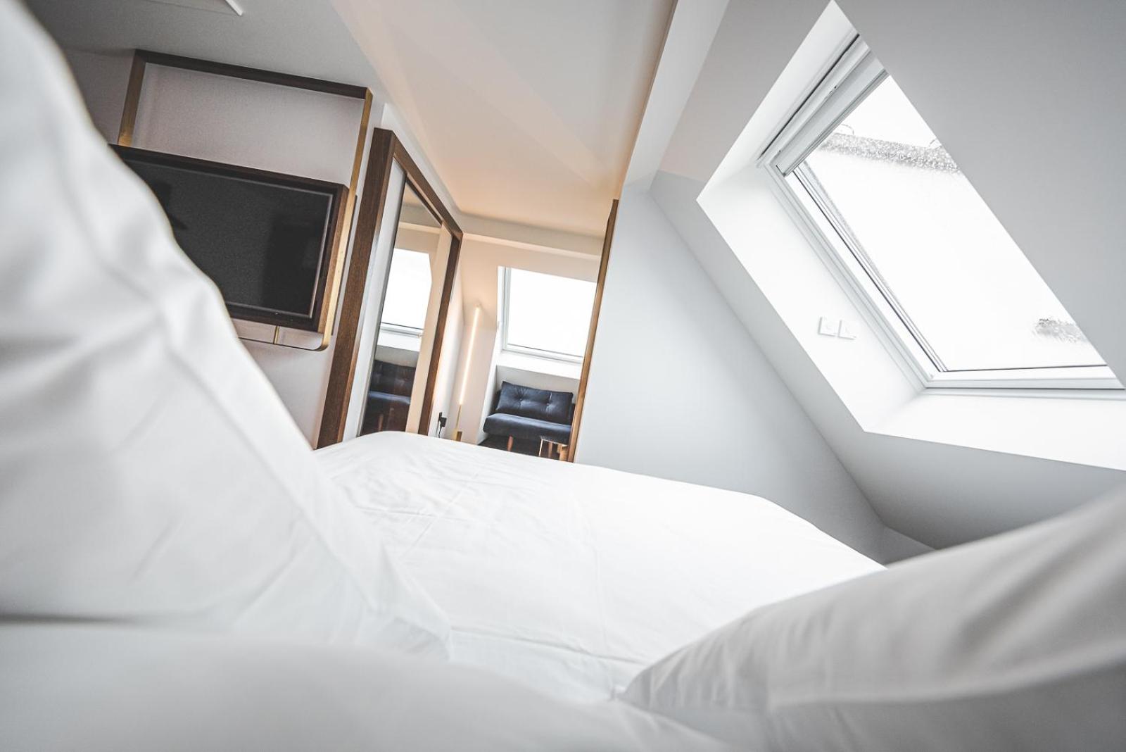 Superior King Room - Photo 12