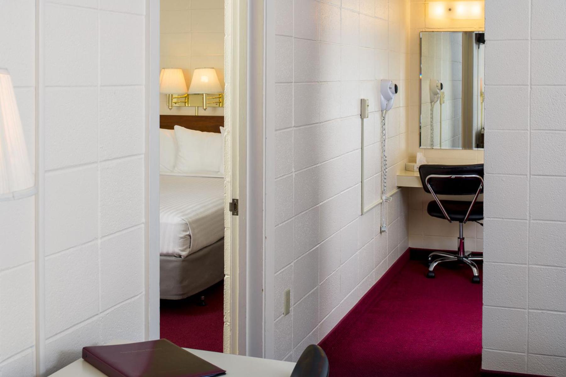Motor Inn Standard Queen Room with Two Queen Beds photo 3