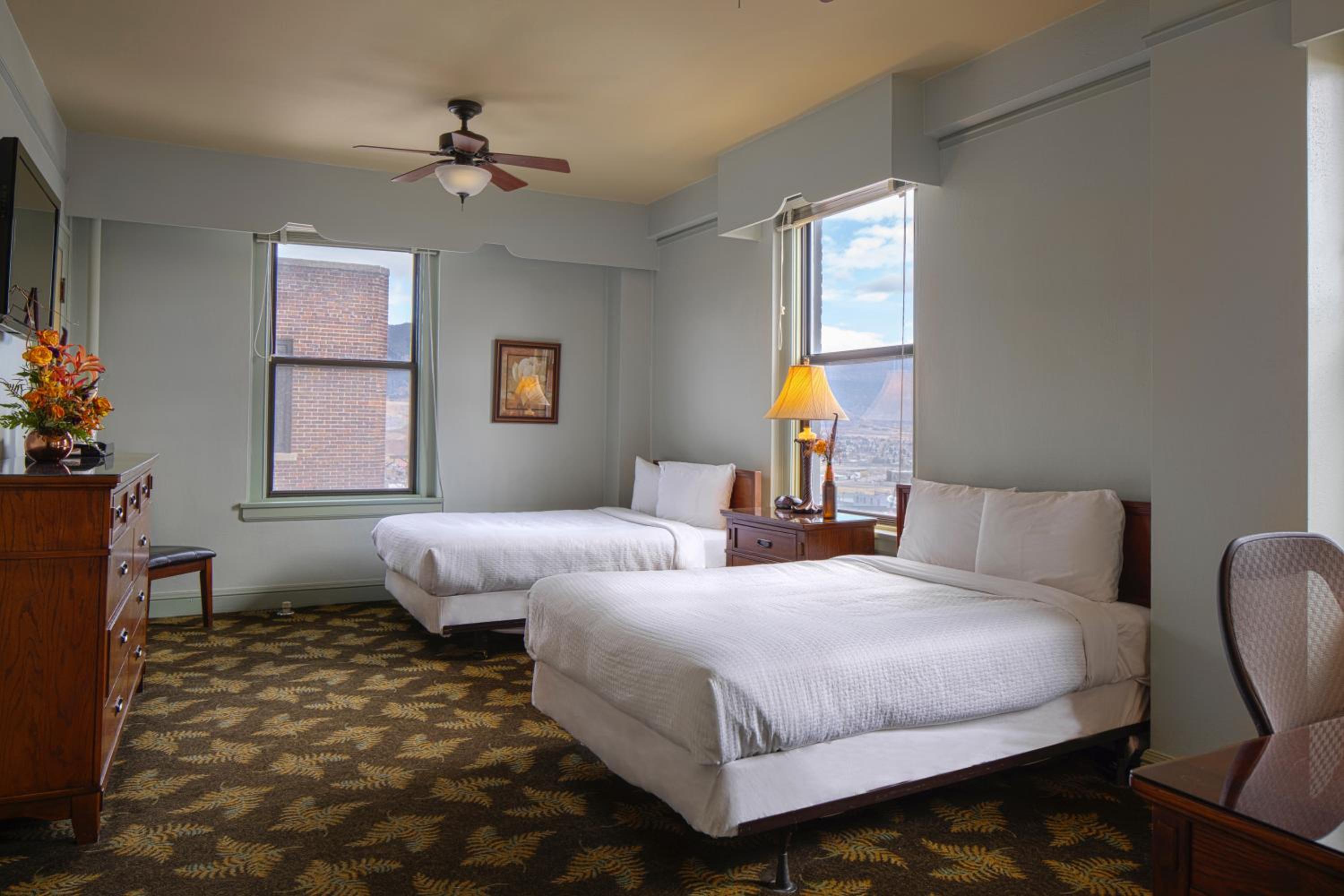 Hotel Deluxe Queen Room with Two Queen Beds photo 3
