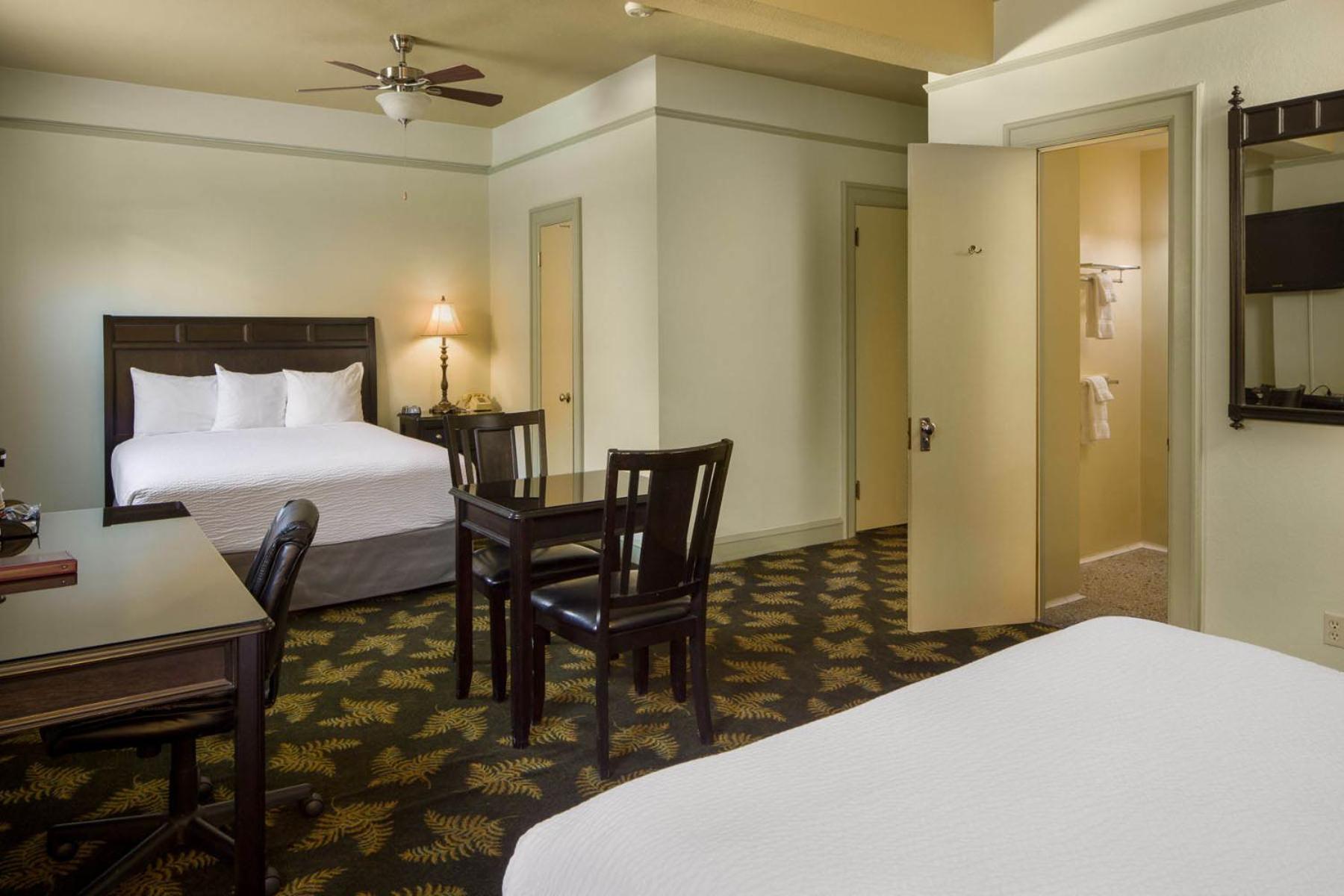 Hotel Deluxe Queen Room with Two Queen Beds photo 1