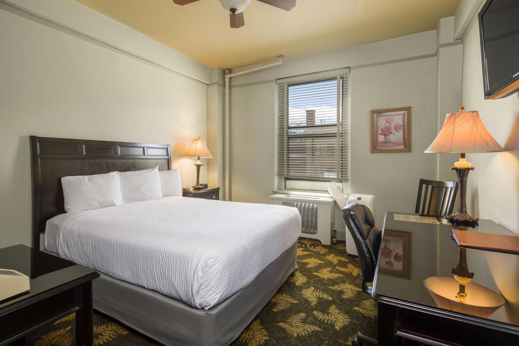 Hotel Deluxe Queen Room photo 2