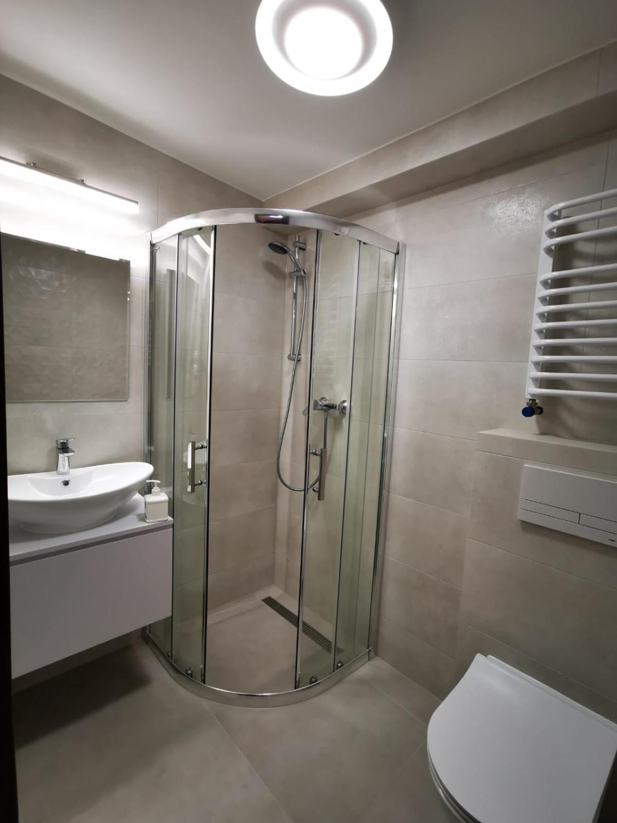 Family Room with Private Bathroom - Photo 2