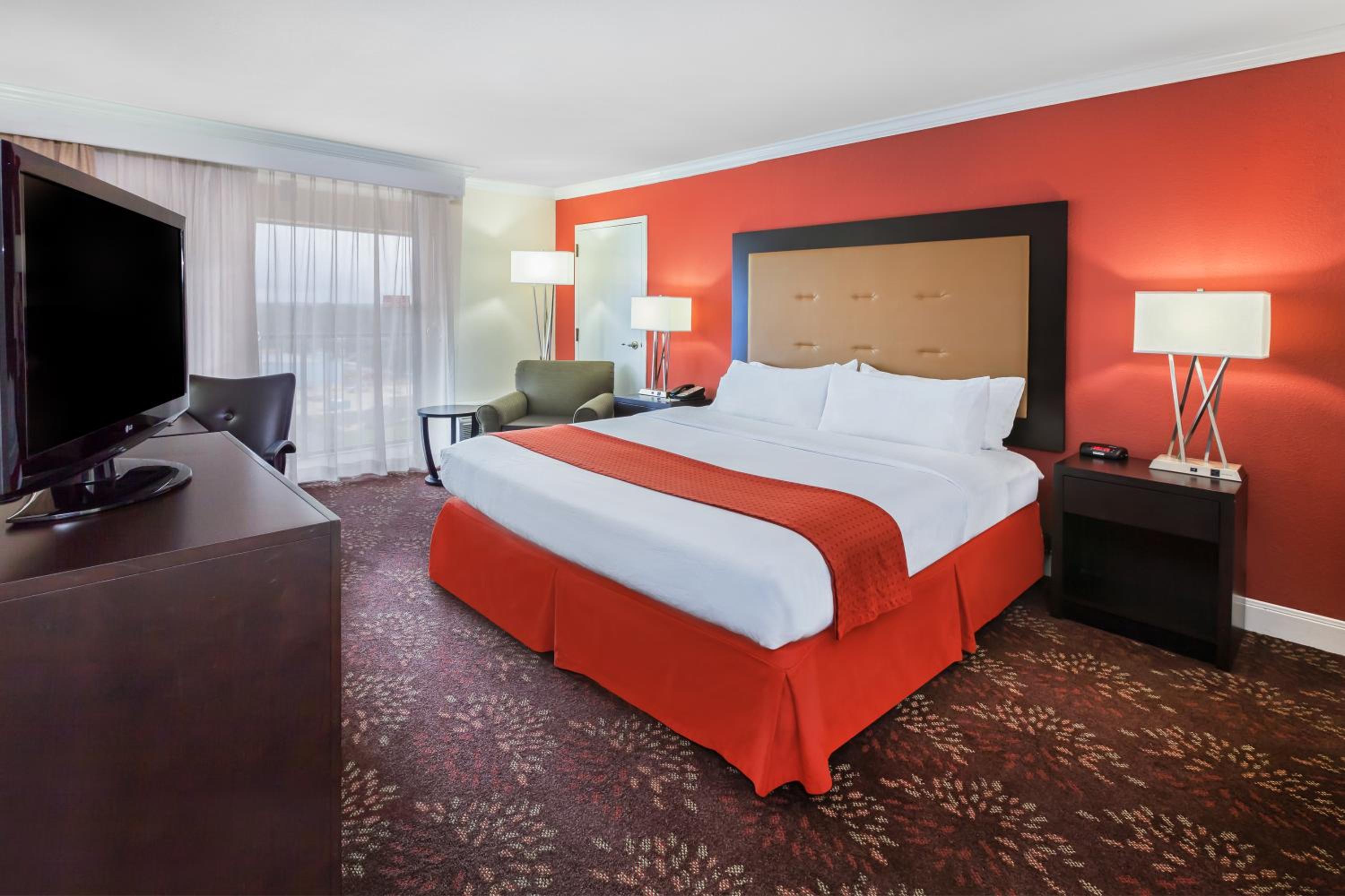 Standard King Room with Accessible Tub - Mobility Access - Photo 3