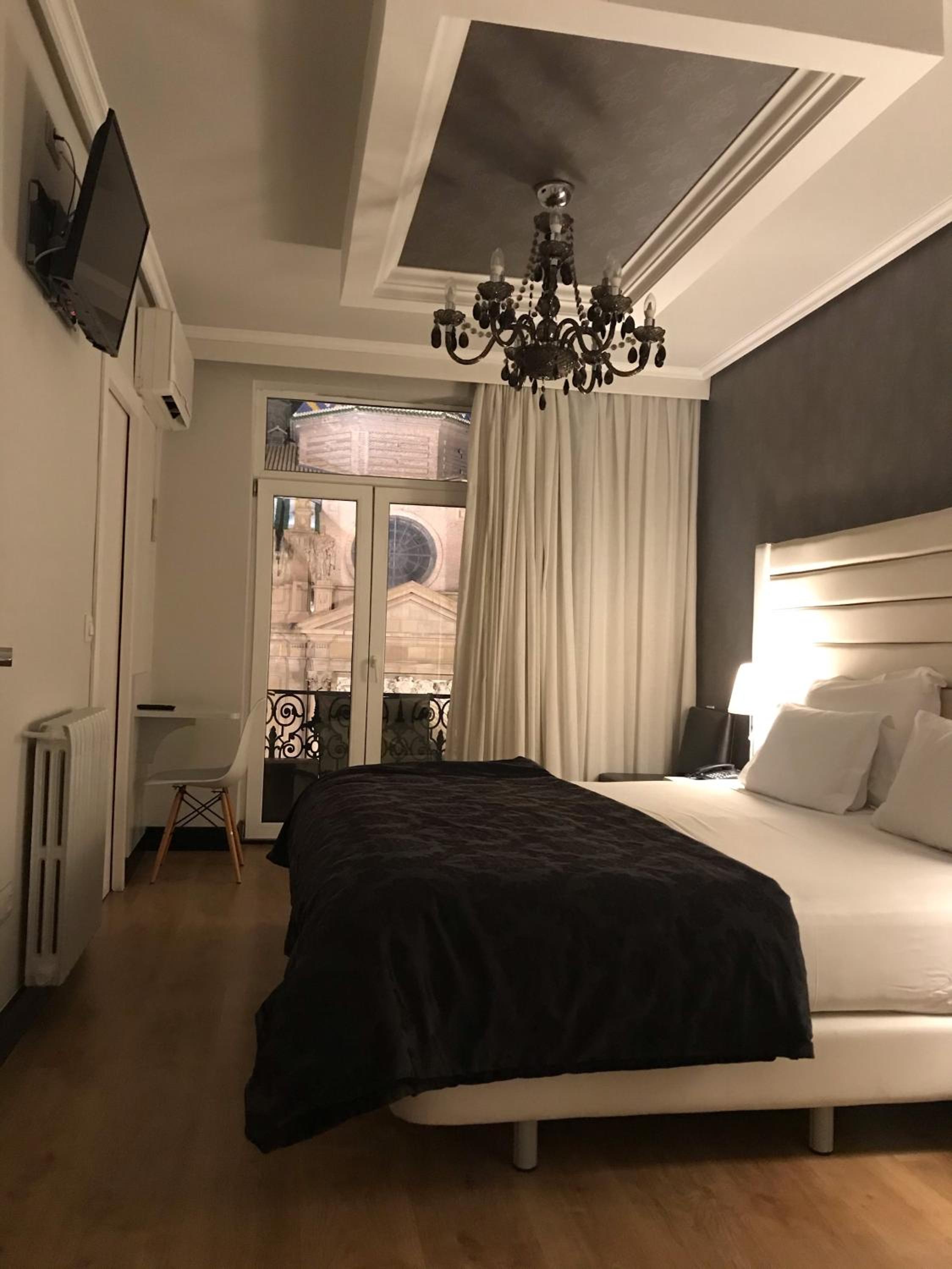 Double Room with View of El Pilar - Photo 2