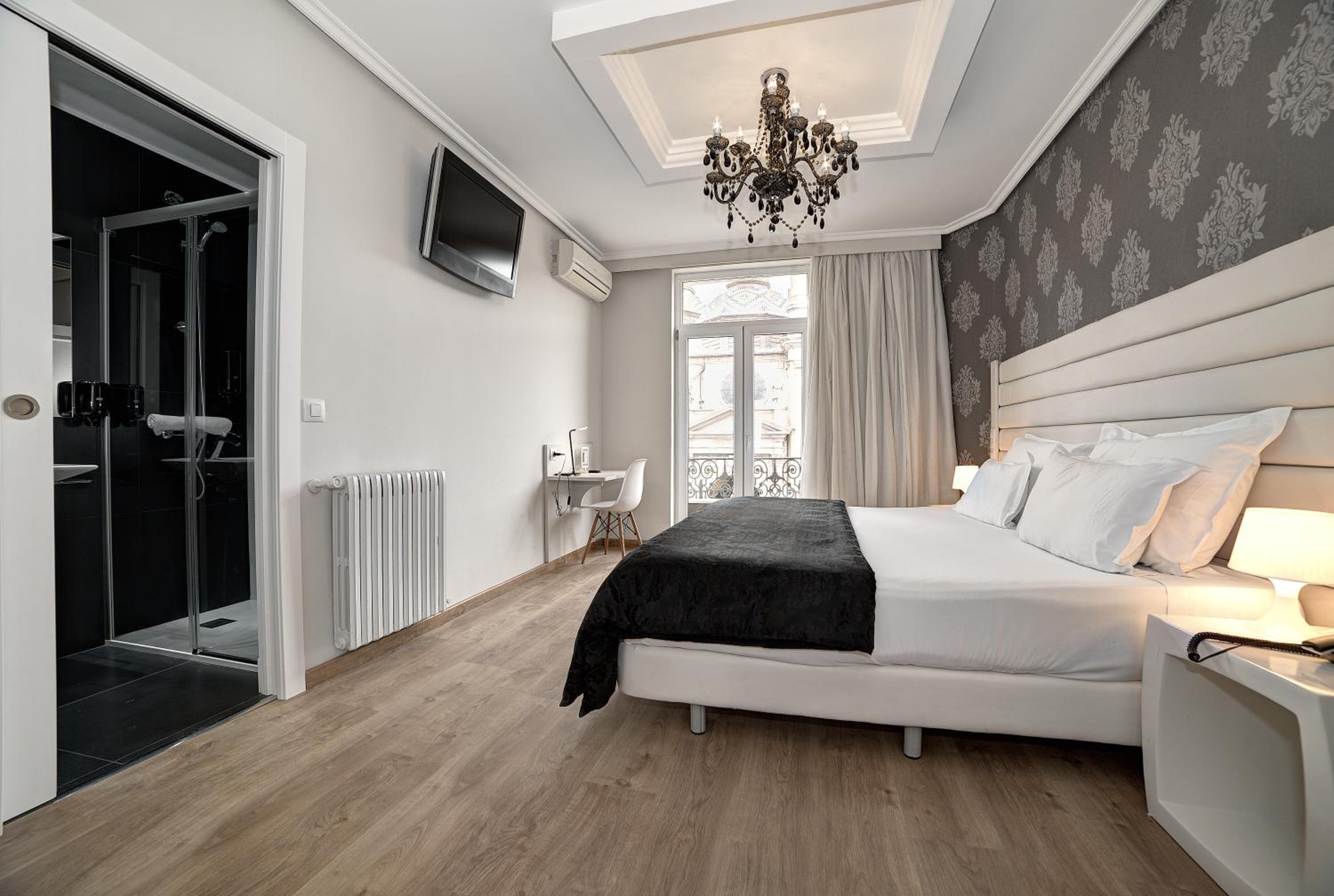 Double Room with View of El Pilar - Photo 4
